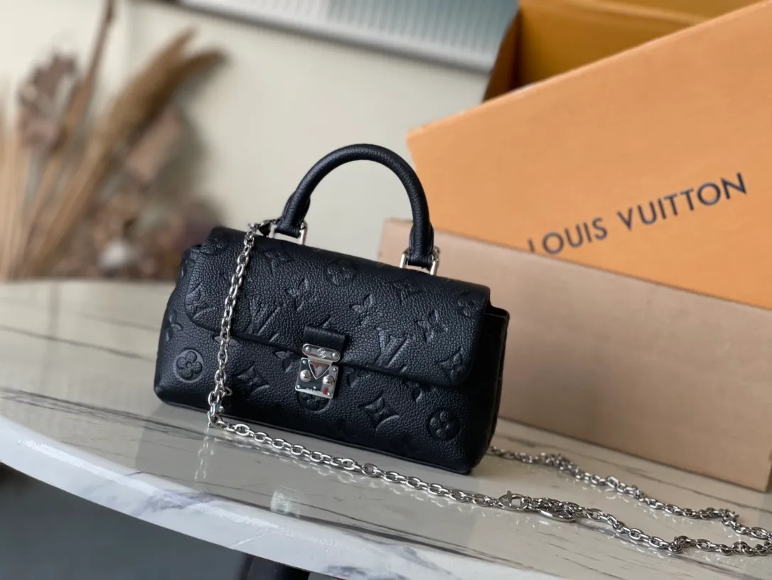 💰1040 (top layer leather) top original order M12144 This Nano Madeleine handbag is made of Monogram Empreinte leather as a pocket version of the Madeleine handbag, with a classic S-lock lock and a detachable chain embellished with the LVCircle logo. Plenty of space to accommodate daily needs, suitable for hand-held, shoulder or cross-body wear. Dimensions: 21 × 12.5 × 6 cm