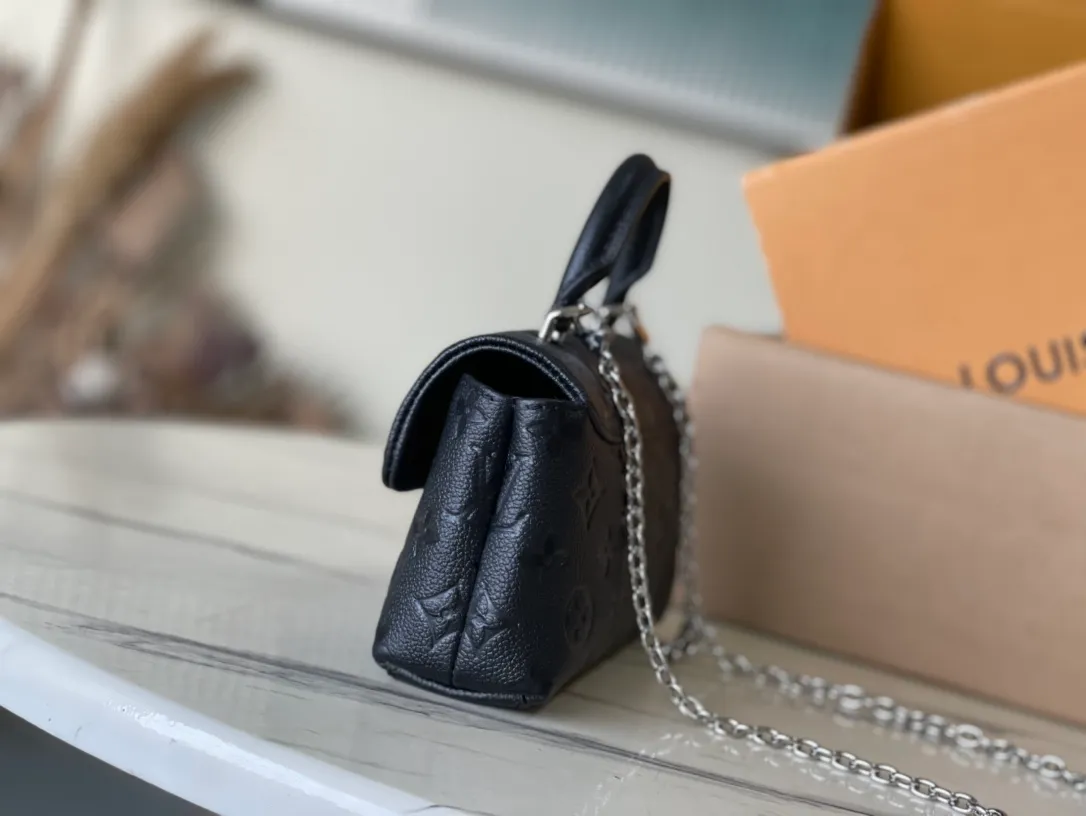 💰1040 (top layer leather) top original order M12144 This Nano Madeleine handbag is made of Monogram Empreinte leather as a pocket version of the Madeleine handbag, with a classic S-lock lock and a detachable chain embellished with the LVCircle logo. Plenty of space to accommodate daily needs, suitable for hand-held, shoulder or cross-body wear. Dimensions: 21 × 12.5 × 6 cm