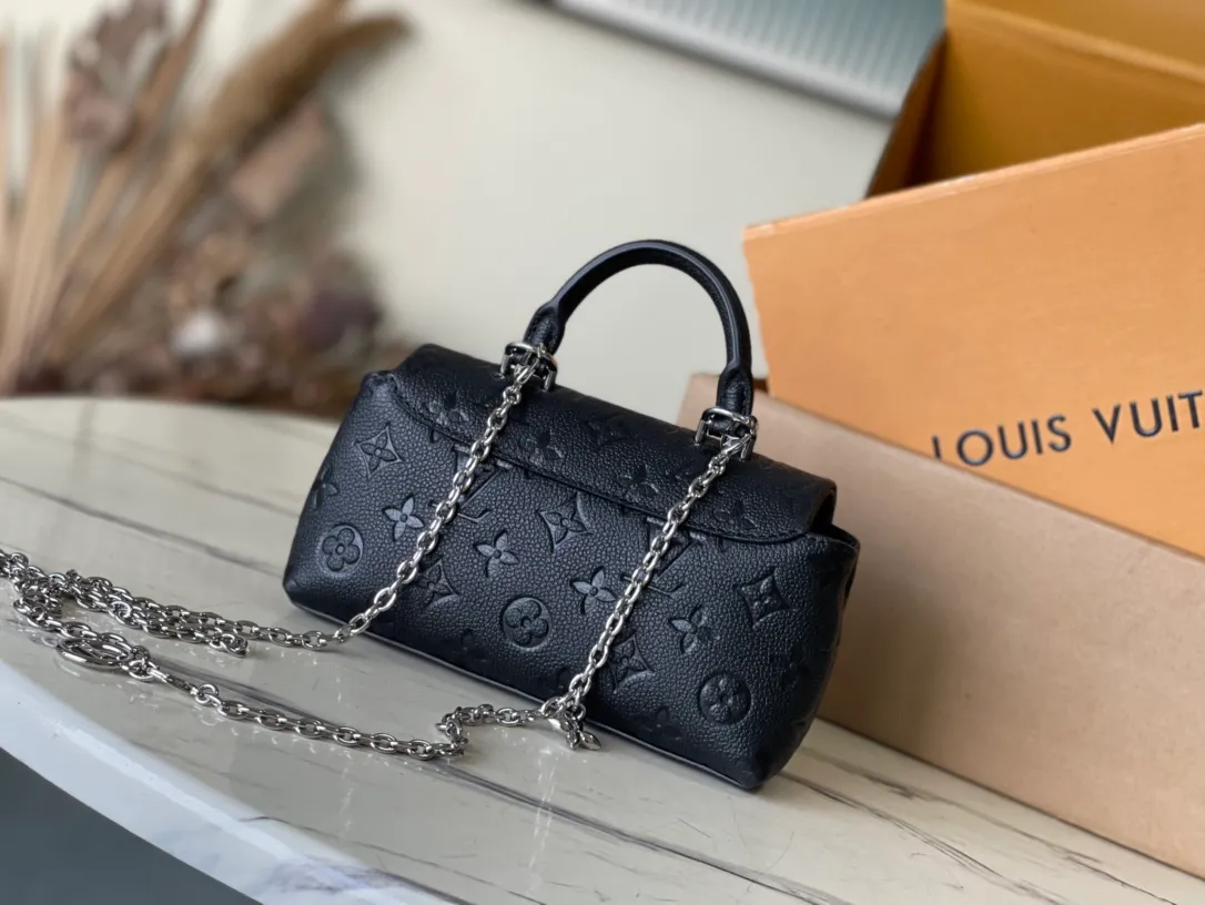 💰1040 (top layer leather) top original order M12144 This Nano Madeleine handbag is made of Monogram Empreinte leather as a pocket version of the Madeleine handbag, with a classic S-lock lock and a detachable chain embellished with the LVCircle logo. Plenty of space to accommodate daily needs, suitable for hand-held, shoulder or cross-body wear. Dimensions: 21 × 12.5 × 6 cm