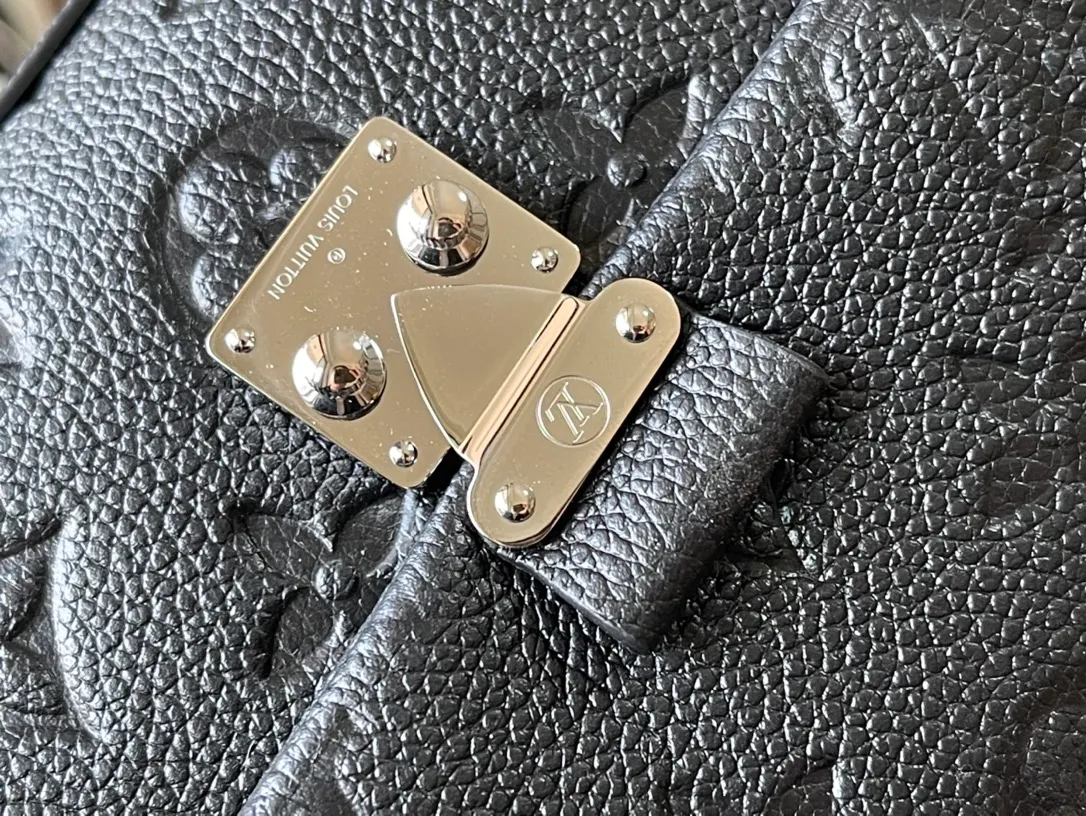 💰1040 (top layer leather) top original order M12144 This Nano Madeleine handbag is made of Monogram Empreinte leather as a pocket version of the Madeleine handbag, with a classic S-lock lock and a detachable chain embellished with the LVCircle logo. Plenty of space to accommodate daily needs, suitable for hand-held, shoulder or cross-body wear. Dimensions: 21 × 12.5 × 6 cm