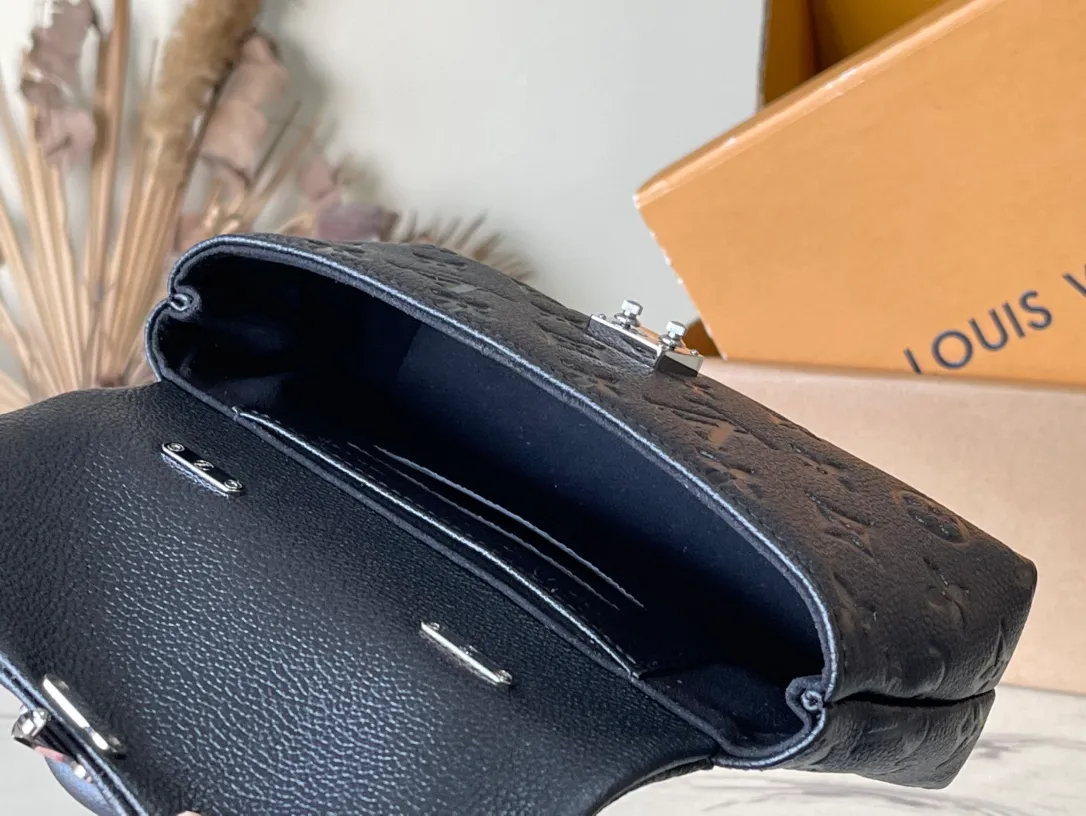 💰1040 (top layer leather) top original order M12144 This Nano Madeleine handbag is made of Monogram Empreinte leather as a pocket version of the Madeleine handbag, with a classic S-lock lock and a detachable chain embellished with the LVCircle logo. Plenty of space to accommodate daily needs, suitable for hand-held, shoulder or cross-body wear. Dimensions: 21 × 12.5 × 6 cm