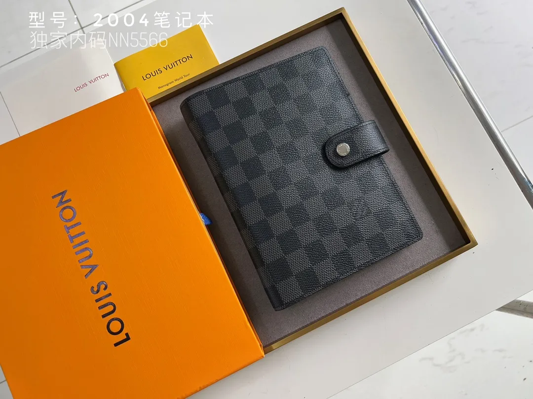 💰140 Top Original 💎 Latest Date 📅 Notepad This small notepad cover is made of Monogram canvas and can hold three credit cards. It can also be used as an address book, notebook or calendar. Epi leather is delicately embossed with LV initials and is lined with intertwined textured leather - Push-button closure - Six-ring binder with three rings in a set, six credit card slots and two internal compartments - Notepad insert available separately. Model: 2004 Size: 14x18cm