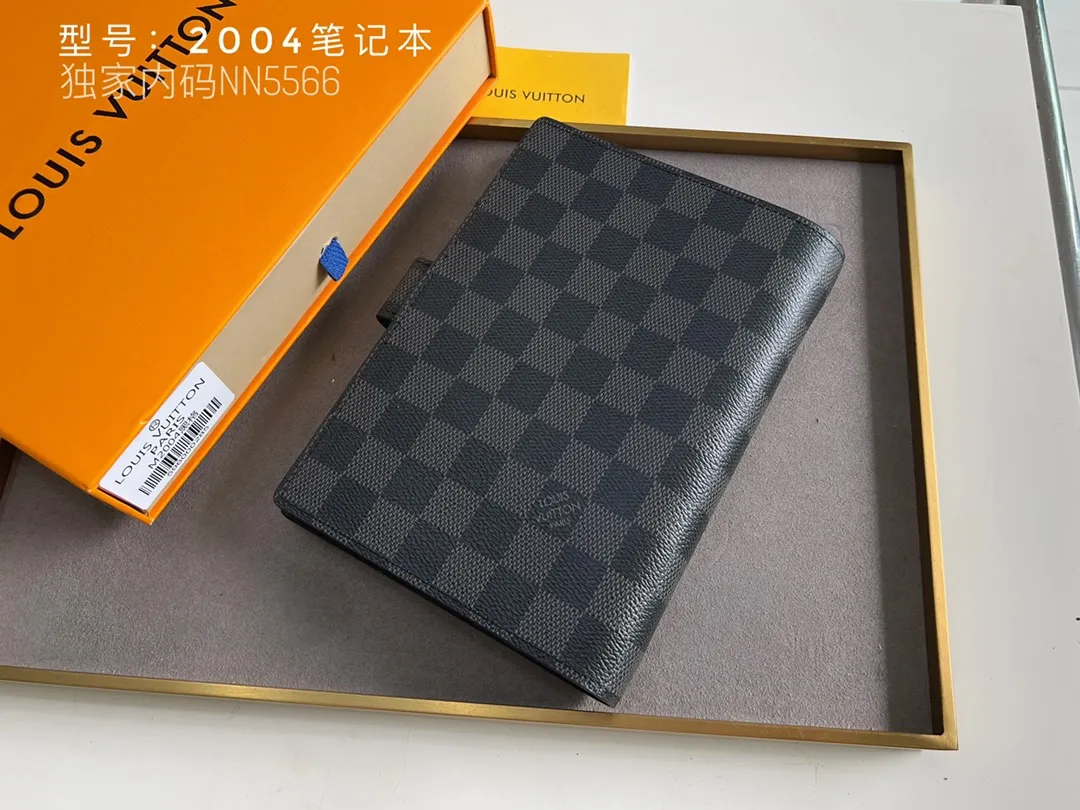 💰140 Top Original 💎 Latest Date 📅 Notepad This small notepad cover is made of Monogram canvas and can hold three credit cards. It can also be used as an address book, notebook or calendar. Epi leather is delicately embossed with LV initials and is lined with intertwined textured leather - Push-button closure - Six-ring binder with three rings in a set, six credit card slots and two internal compartments - Notepad insert available separately. Model: 2004 Size: 14x18cm