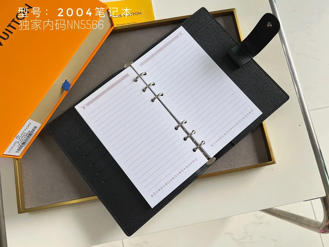 💰140 Top Original 💎 Latest Date 📅 Notepad This small notepad cover is made of Monogram canvas and can hold three credit cards. It can also be used as an address book, notebook or calendar. Epi leather is delicately embossed with LV initials and is lined with intertwined textured leather - Push-button closure - Six-ring binder with three rings in a set, six credit card slots and two internal compartments - Notepad insert available separately. Model: 2004 Size: 14x18cm