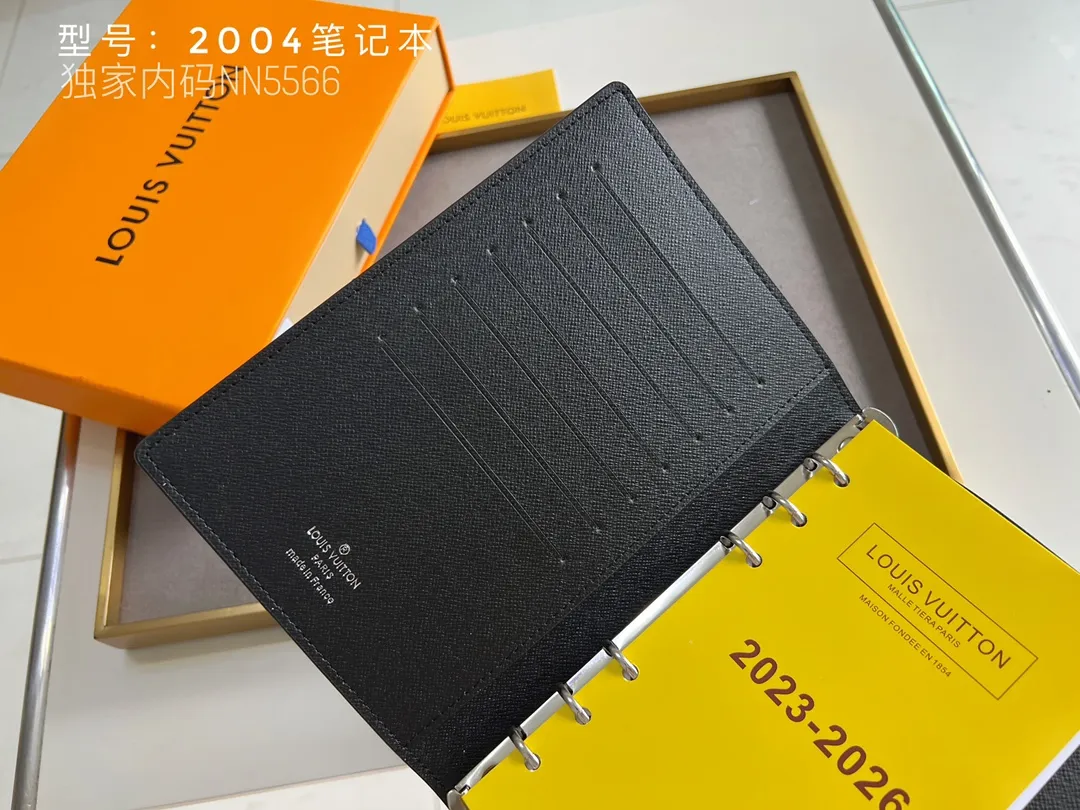 💰140 Top Original 💎 Latest Date 📅 Notepad This small notepad cover is made of Monogram canvas and can hold three credit cards. It can also be used as an address book, notebook or calendar. Epi leather is delicately embossed with LV initials and is lined with intertwined textured leather - Push-button closure - Six-ring binder with three rings in a set, six credit card slots and two internal compartments - Notepad insert available separately. Model: 2004 Size: 14x18cm