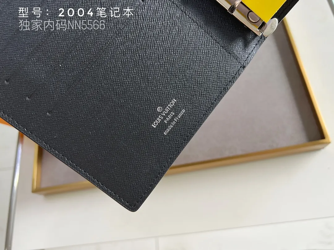 💰140 Top Original 💎 Latest Date 📅 Notepad This small notepad cover is made of Monogram canvas and can hold three credit cards. It can also be used as an address book, notebook or calendar. Epi leather is delicately embossed with LV initials and is lined with intertwined textured leather - Push-button closure - Six-ring binder with three rings in a set, six credit card slots and two internal compartments - Notepad insert available separately. Model: 2004 Size: 14x18cm