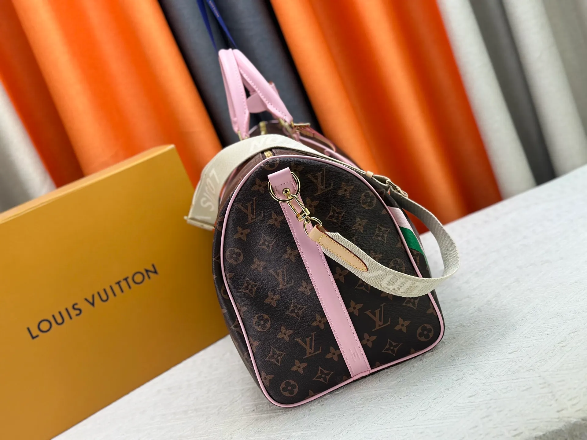 P420 with discolored leather, good quality from Guangzhou, model number M25822 old pollen, 41416 This Keepall Bandoulière45 travel bag is from the tennis series. It is a Monogram canvas bag decorated with colorful stripes and LV tennis-shaped decorations, with bright leather details. The carry-on size includes plenty of space, and the detachable shoulder strap makes it easy to carry on the shoulder or cross-body. Dimensions: 45x27x20cm (lengthxheightxwidth)