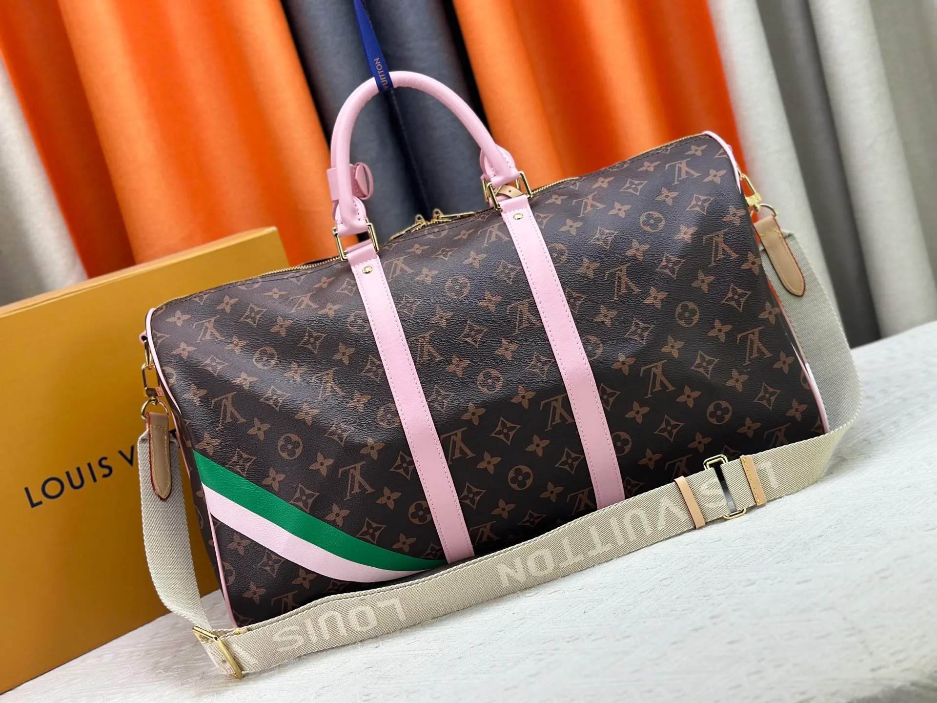 P420 with discolored leather, good quality from Guangzhou, model number M25822 old pollen, 41416 This Keepall Bandoulière45 travel bag is from the tennis series. It is a Monogram canvas bag decorated with colorful stripes and LV tennis-shaped decorations, with bright leather details. The carry-on size includes plenty of space, and the detachable shoulder strap makes it easy to carry on the shoulder or cross-body. Dimensions: 45x27x20cm (lengthxheightxwidth)