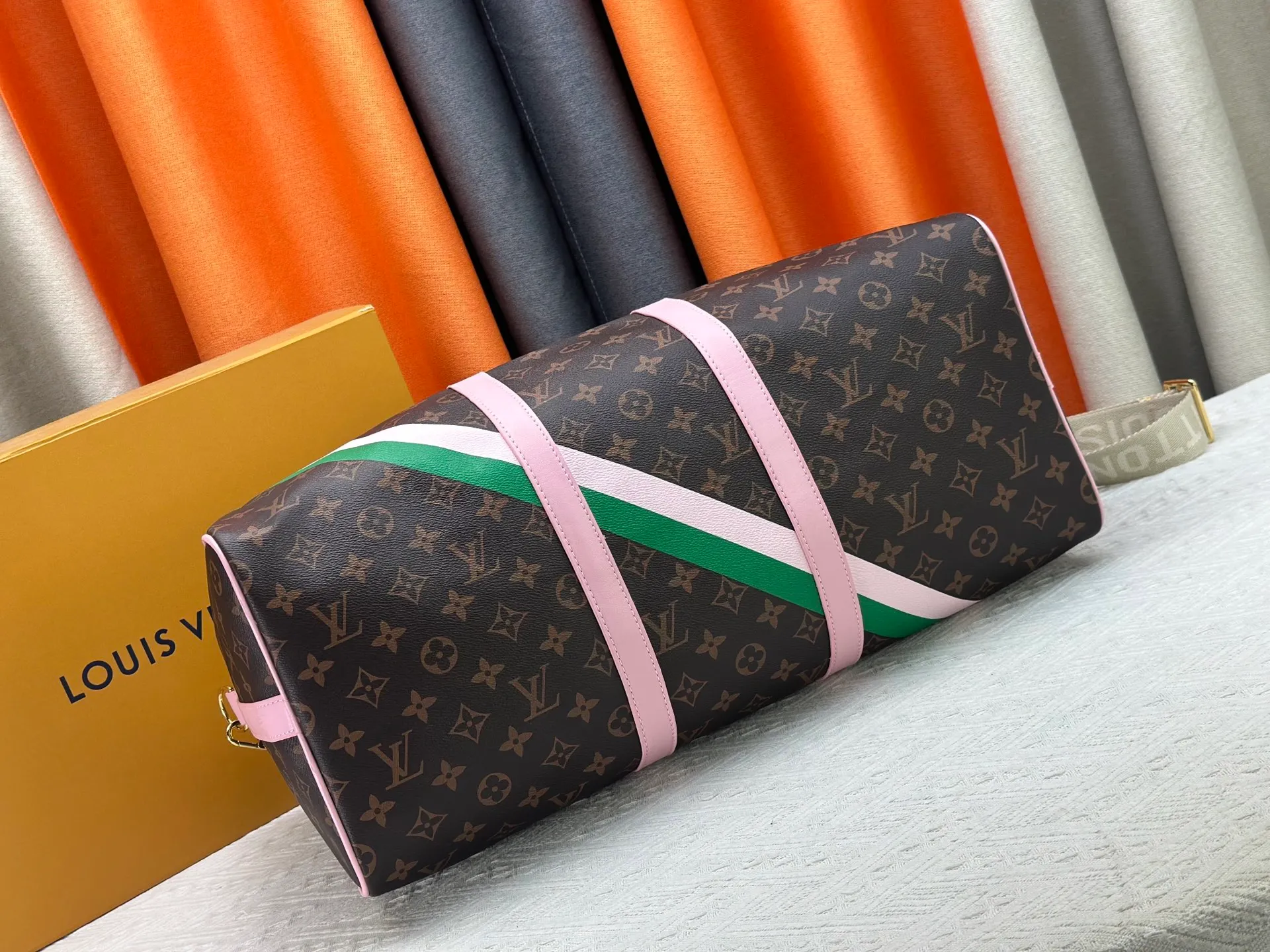 P420 with discolored leather, good quality from Guangzhou, model number M25822 old pollen, 41416 This Keepall Bandoulière45 travel bag is from the tennis series. It is a Monogram canvas bag decorated with colorful stripes and LV tennis-shaped decorations, with bright leather details. The carry-on size includes plenty of space, and the detachable shoulder strap makes it easy to carry on the shoulder or cross-body. Dimensions: 45x27x20cm (lengthxheightxwidth)