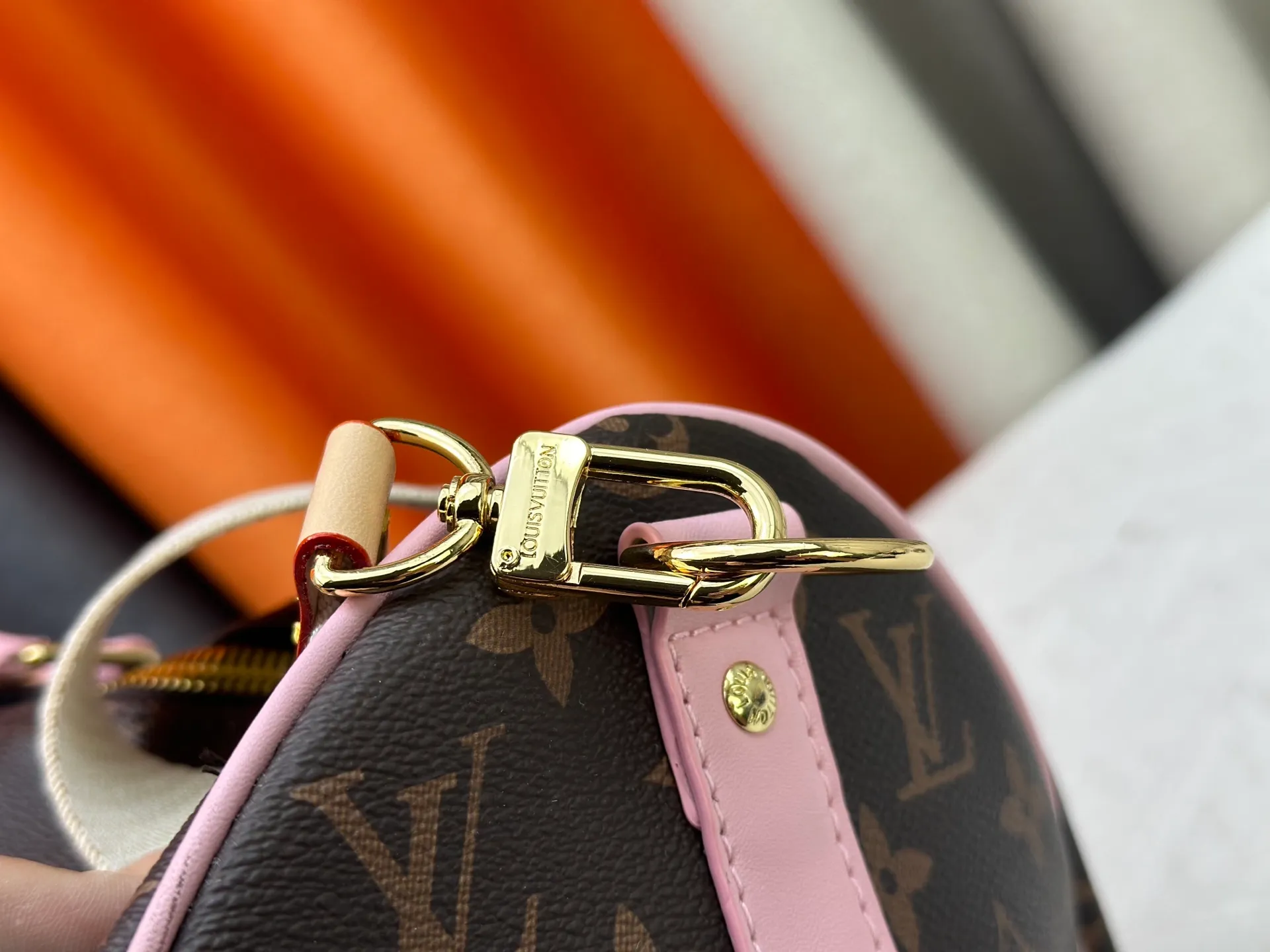 P420 with discolored leather, good quality from Guangzhou, model number M25822 old pollen, 41416 This Keepall Bandoulière45 travel bag is from the tennis series. It is a Monogram canvas bag decorated with colorful stripes and LV tennis-shaped decorations, with bright leather details. The carry-on size includes plenty of space, and the detachable shoulder strap makes it easy to carry on the shoulder or cross-body. Dimensions: 45x27x20cm (lengthxheightxwidth)
