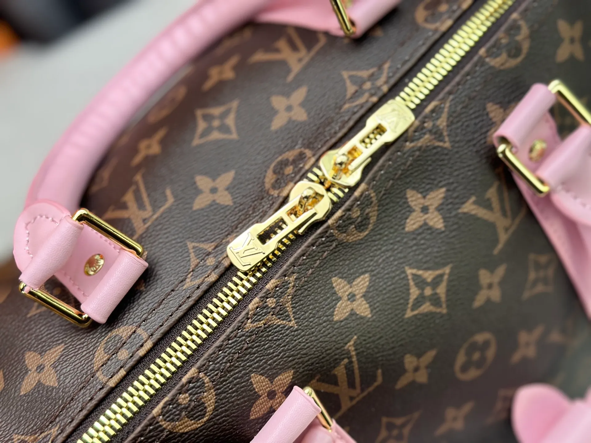 P420 with discolored leather, good quality from Guangzhou, model number M25822 old pollen, 41416 This Keepall Bandoulière45 travel bag is from the tennis series. It is a Monogram canvas bag decorated with colorful stripes and LV tennis-shaped decorations, with bright leather details. The carry-on size includes plenty of space, and the detachable shoulder strap makes it easy to carry on the shoulder or cross-body. Dimensions: 45x27x20cm (lengthxheightxwidth)