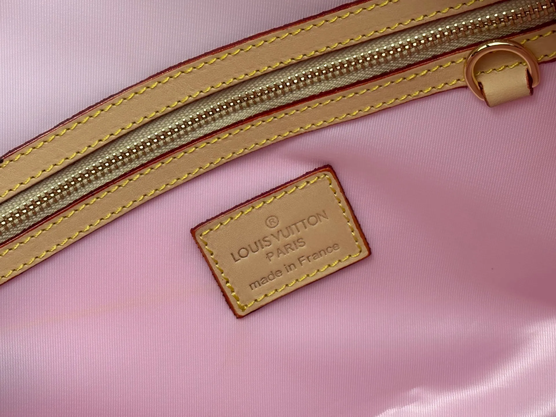 P420 with discolored leather, good quality from Guangzhou, model number M25822 old pollen, 41416 This Keepall Bandoulière45 travel bag is from the tennis series. It is a Monogram canvas bag decorated with colorful stripes and LV tennis-shaped decorations, with bright leather details. The carry-on size includes plenty of space, and the detachable shoulder strap makes it easy to carry on the shoulder or cross-body. Dimensions: 45x27x20cm (lengthxheightxwidth)