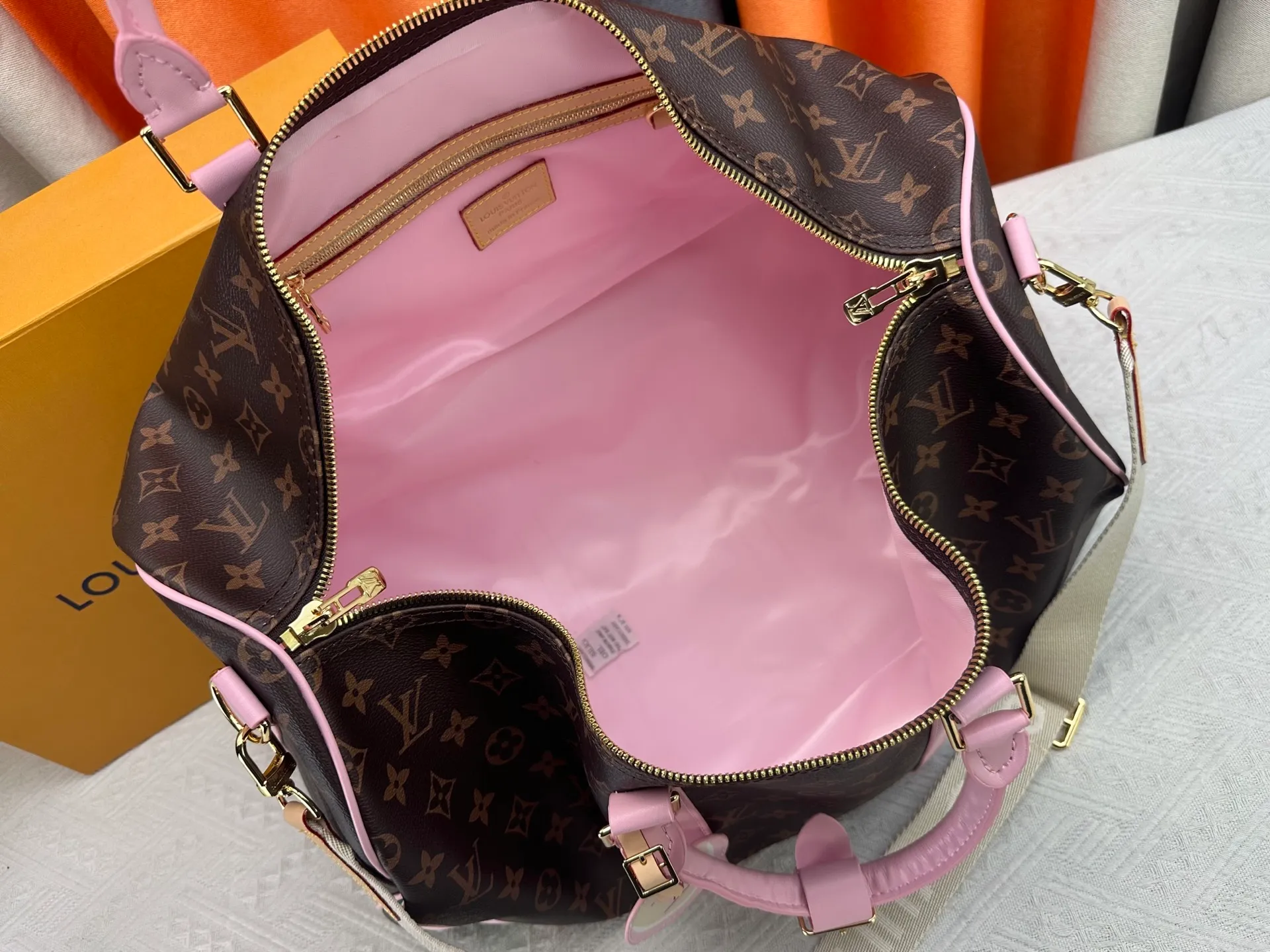 P420 with discolored leather, good quality from Guangzhou, model number M25822 old pollen, 41416 This Keepall Bandoulière45 travel bag is from the tennis series. It is a Monogram canvas bag decorated with colorful stripes and LV tennis-shaped decorations, with bright leather details. The carry-on size includes plenty of space, and the detachable shoulder strap makes it easy to carry on the shoulder or cross-body. Dimensions: 45x27x20cm (lengthxheightxwidth)