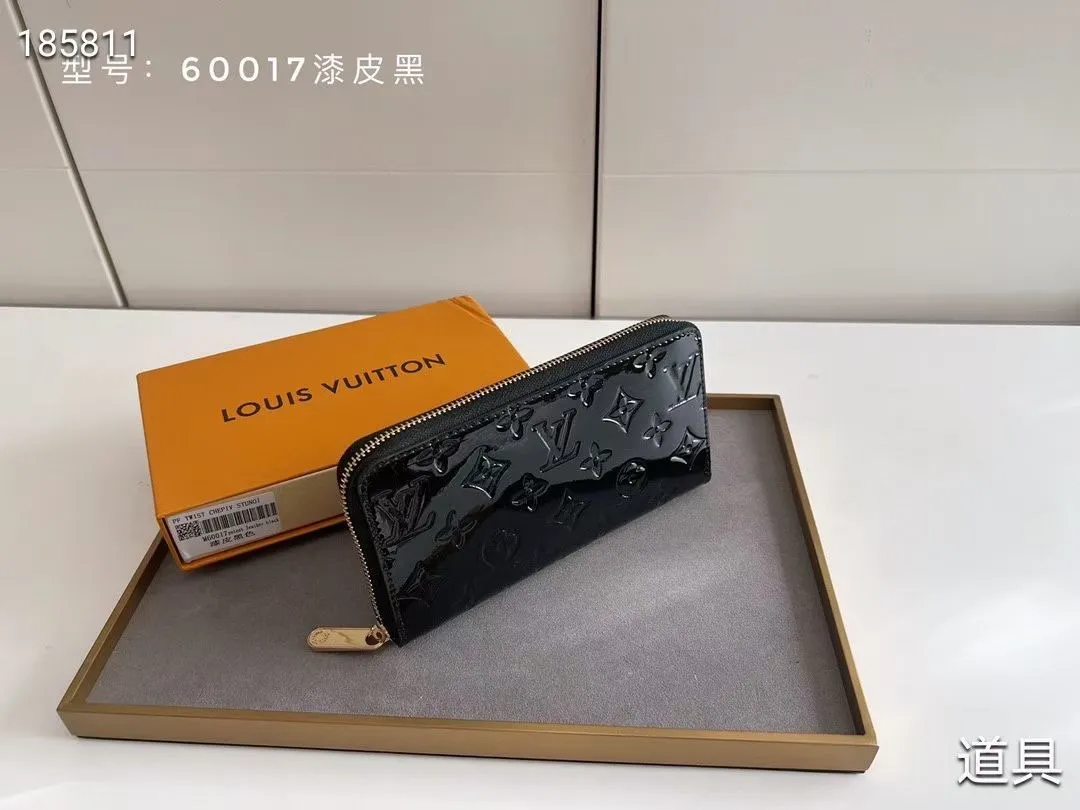 P140💰#Patent leather glossy embossed This classic LV Zippy zipper wallet is exquisite and soft, with spacious capacity and exquisite gold accessories, showing elegance in a low-key manner. Embossed calfskin with smooth leather trim, 8 credit card slots, zipped coin compartment, 3 large compartments for documents and passports, 2 flat pockets. Model: M60017 patent leather Size: 19x10 Coding: nn96/195175/59