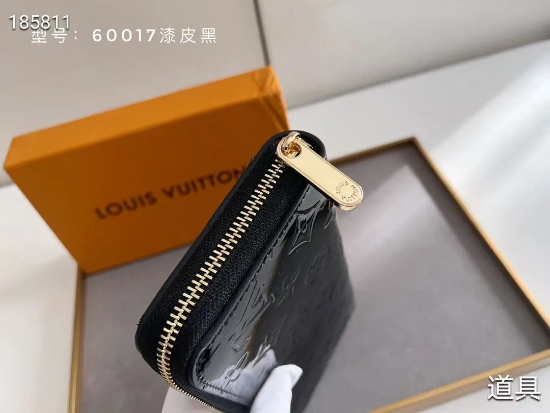 P140💰#Patent leather glossy embossed This classic LV Zippy zipper wallet is exquisite and soft, with spacious capacity and exquisite gold accessories, showing elegance in a low-key manner. Embossed calfskin with smooth leather trim, 8 credit card slots, zipped coin compartment, 3 large compartments for documents and passports, 2 flat pockets. Model: M60017 patent leather Size: 19x10 Coding: nn96/195175/59