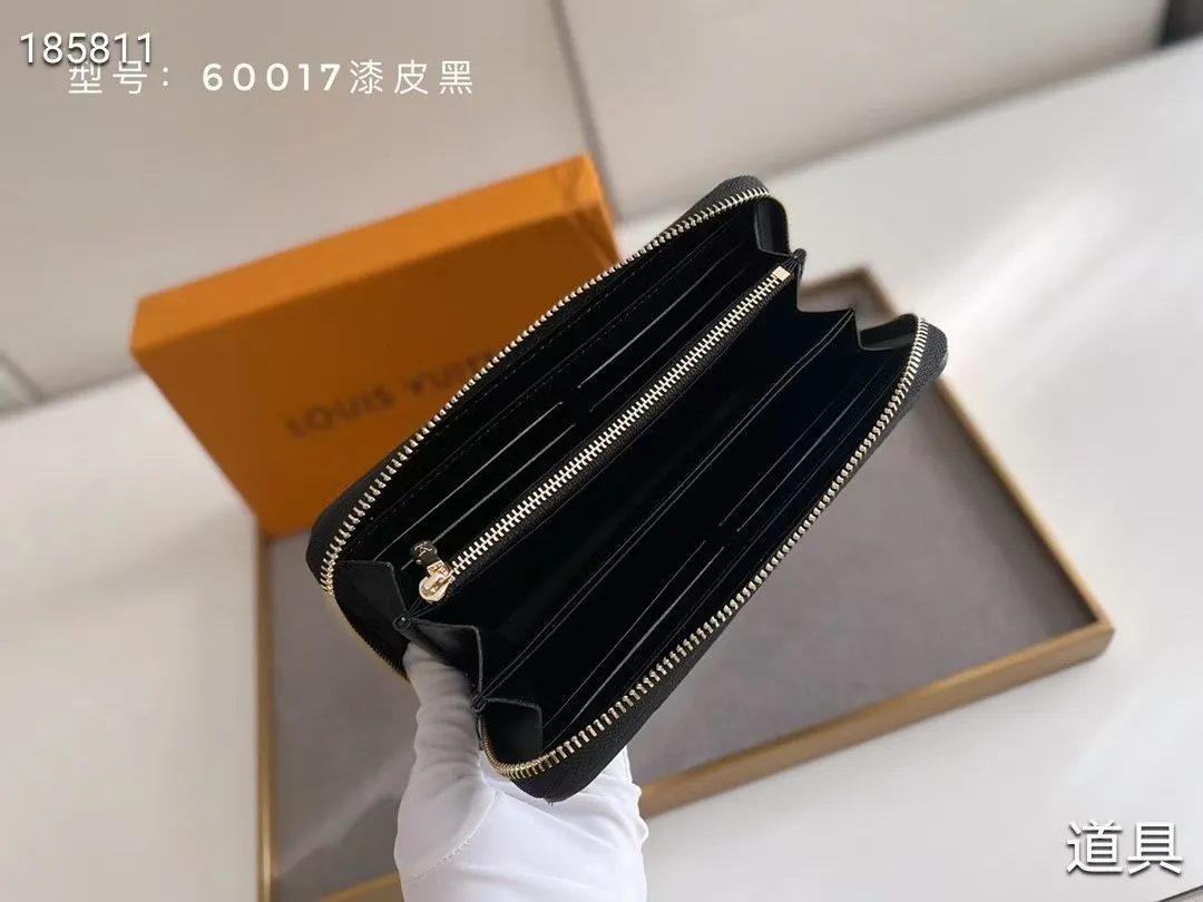 P140💰#Patent leather glossy embossed This classic LV Zippy zipper wallet is exquisite and soft, with spacious capacity and exquisite gold accessories, showing elegance in a low-key manner. Embossed calfskin with smooth leather trim, 8 credit card slots, zipped coin compartment, 3 large compartments for documents and passports, 2 flat pockets. Model: M60017 patent leather Size: 19x10 Coding: nn96/195175/59