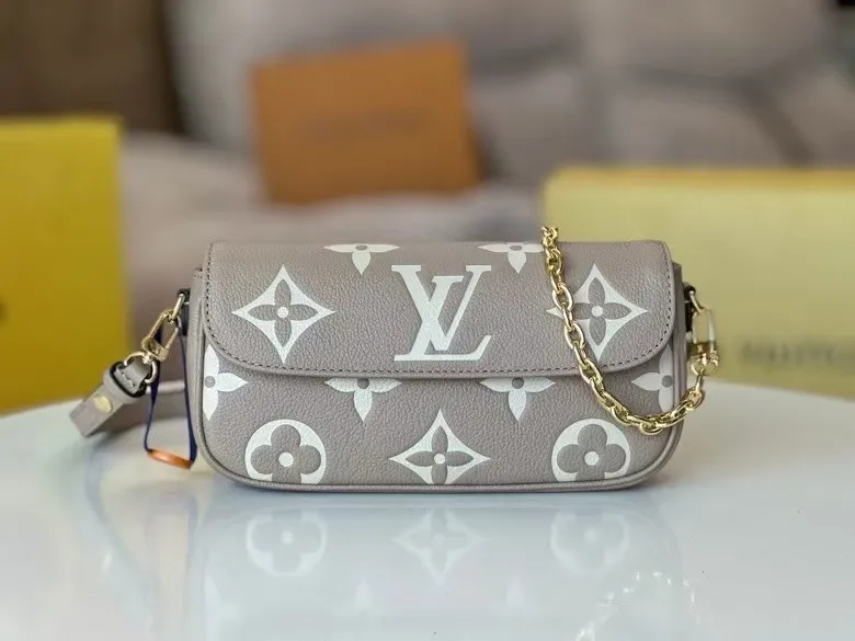 P200💰🥰Original quality💞All steel hardware💋Model M82154 black, M82210 white, M82211 khaki, LVYY armpit bag, this Wallet on Chain Ivy handbag is made of Monogram Empreinte grain leather, with a large Monogram pattern embossed on it. Carry it by hand or use the chain as a short shoulder strap, or attach the adjustable leather strap for a relaxed cross-body look. Suitable for day and night occasions. 23.5 x 12 x 4.3 cm (length x height x width)
