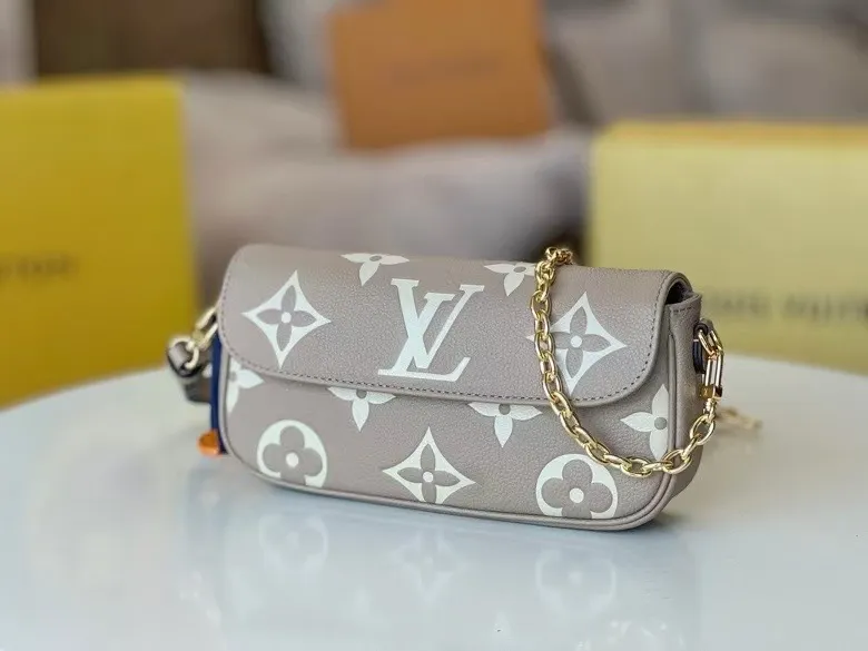 P200💰🥰Original quality💞All steel hardware💋Model M82154 black, M82210 white, M82211 khaki, LVYY armpit bag, this Wallet on Chain Ivy handbag is made of Monogram Empreinte grain leather, with a large Monogram pattern embossed on it. Carry it by hand or use the chain as a short shoulder strap, or attach the adjustable leather strap for a relaxed cross-body look. Suitable for day and night occasions. 23.5 x 12 x 4.3 cm (length x height x width)