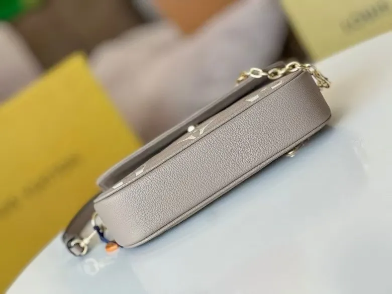 P200💰🥰Original quality💞All steel hardware💋Model M82154 black, M82210 white, M82211 khaki, LVYY armpit bag, this Wallet on Chain Ivy handbag is made of Monogram Empreinte grain leather, with a large Monogram pattern embossed on it. Carry it by hand or use the chain as a short shoulder strap, or attach the adjustable leather strap for a relaxed cross-body look. Suitable for day and night occasions. 23.5 x 12 x 4.3 cm (length x height x width)