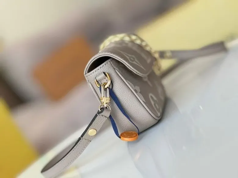 P200💰🥰Original quality💞All steel hardware💋Model M82154 black, M82210 white, M82211 khaki, LVYY armpit bag, this Wallet on Chain Ivy handbag is made of Monogram Empreinte grain leather, with a large Monogram pattern embossed on it. Carry it by hand or use the chain as a short shoulder strap, or attach the adjustable leather strap for a relaxed cross-body look. Suitable for day and night occasions. 23.5 x 12 x 4.3 cm (length x height x width)