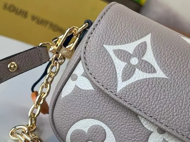 P200💰🥰Original quality💞All steel hardware💋Model M82154 black, M82210 white, M82211 khaki, LVYY armpit bag, this Wallet on Chain Ivy handbag is made of Monogram Empreinte grain leather, with a large Monogram pattern embossed on it. Carry it by hand or use the chain as a short shoulder strap, or attach the adjustable leather strap for a relaxed cross-body look. Suitable for day and night occasions. 23.5 x 12 x 4.3 cm (length x height x width)