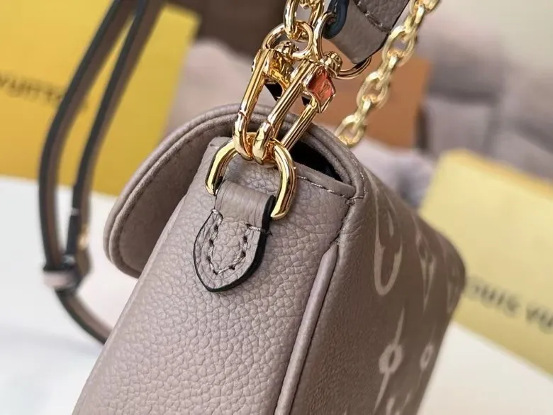 P200💰🥰Original quality💞All steel hardware💋Model M82154 black, M82210 white, M82211 khaki, LVYY armpit bag, this Wallet on Chain Ivy handbag is made of Monogram Empreinte grain leather, with a large Monogram pattern embossed on it. Carry it by hand or use the chain as a short shoulder strap, or attach the adjustable leather strap for a relaxed cross-body look. Suitable for day and night occasions. 23.5 x 12 x 4.3 cm (length x height x width)