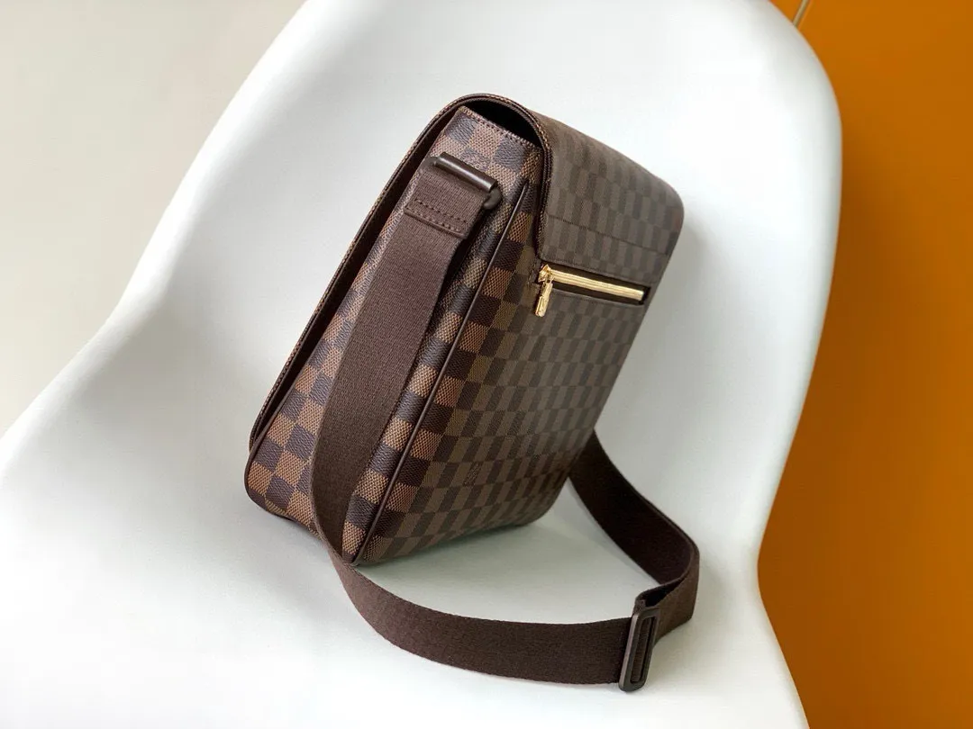💰800 Top Original District Medium Handbag's large capacity N41212 brown grid and black grid multi-pocket design allows it to hold A4 size documents, iPads and other items, making it an ideal choice for urban men. The gorgeous Damier Ebène canvas is the icing on the cake💠Size 33*27*9cm600 (length, width and height)