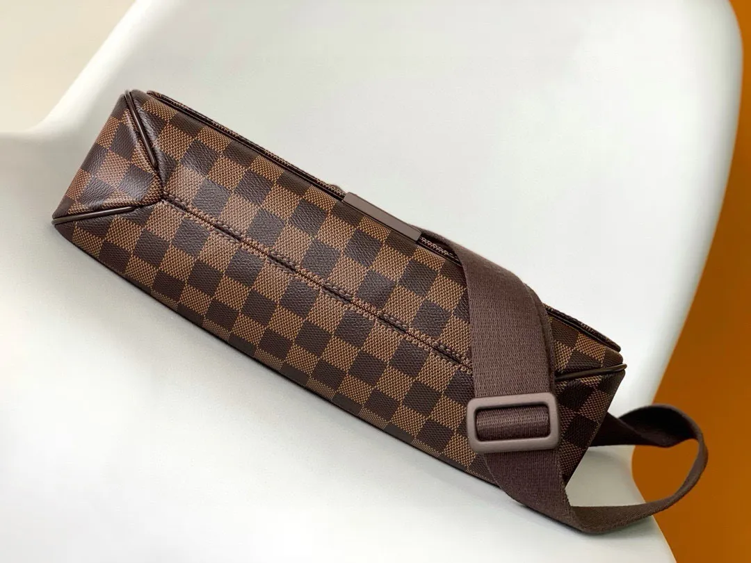 💰800 Top Original District Medium Handbag's large capacity N41212 brown grid and black grid multi-pocket design allows it to hold A4 size documents, iPads and other items, making it an ideal choice for urban men. The gorgeous Damier Ebène canvas is the icing on the cake💠Size 33*27*9cm600 (length, width and height)