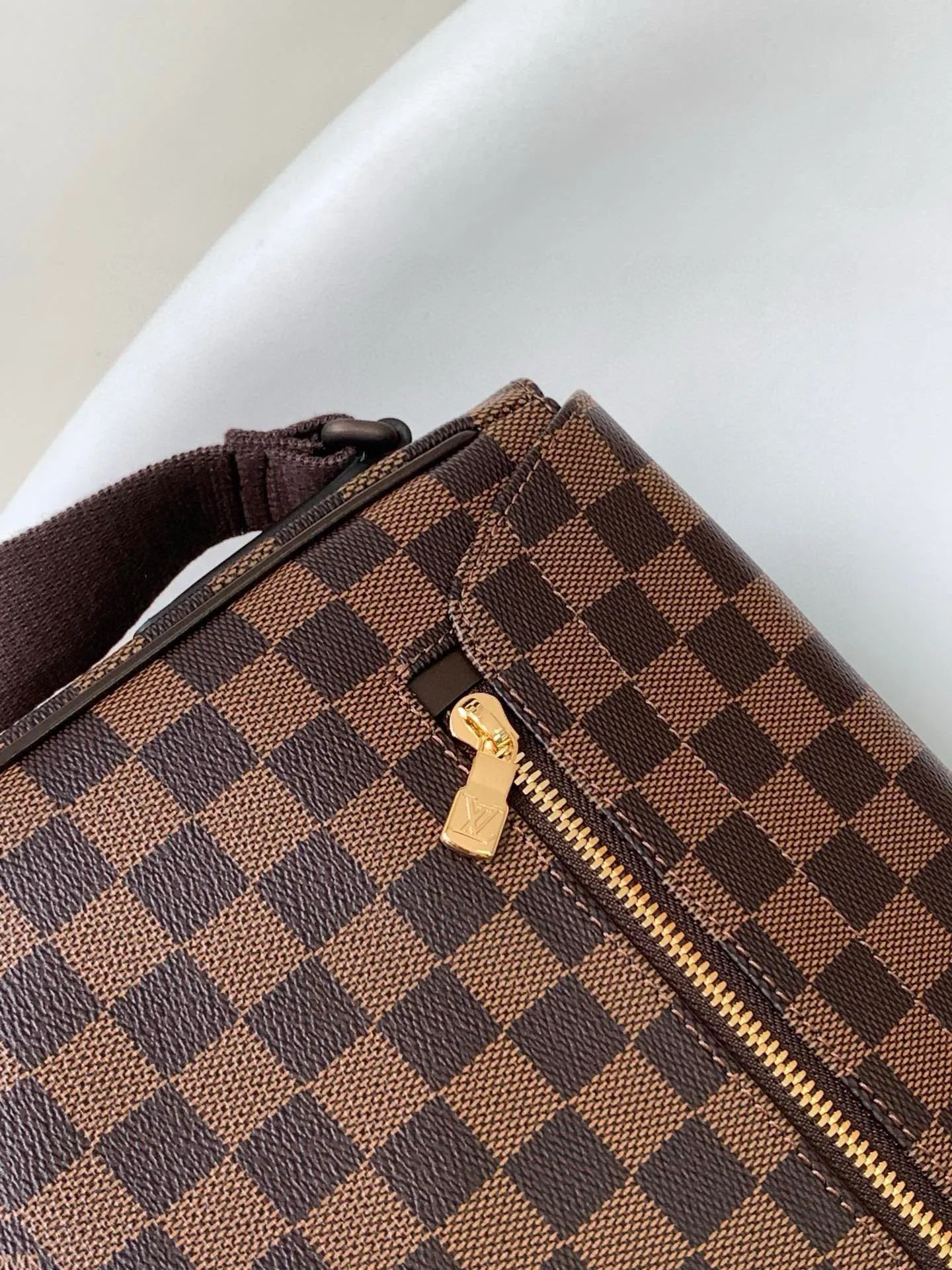💰800 Top Original District Medium Handbag's large capacity N41212 brown grid and black grid multi-pocket design allows it to hold A4 size documents, iPads and other items, making it an ideal choice for urban men. The gorgeous Damier Ebène canvas is the icing on the cake💠Size 33*27*9cm600 (length, width and height)