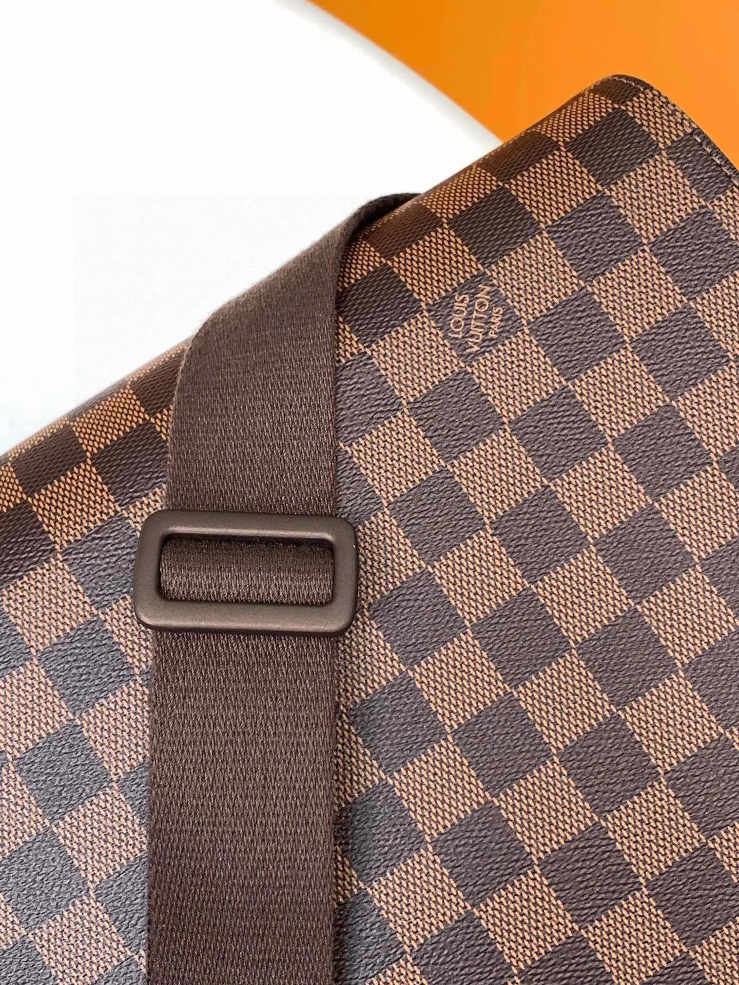 💰800 Top Original District Medium Handbag's large capacity N41212 brown grid and black grid multi-pocket design allows it to hold A4 size documents, iPads and other items, making it an ideal choice for urban men. The gorgeous Damier Ebène canvas is the icing on the cake💠Size 33*27*9cm600 (length, width and height)
