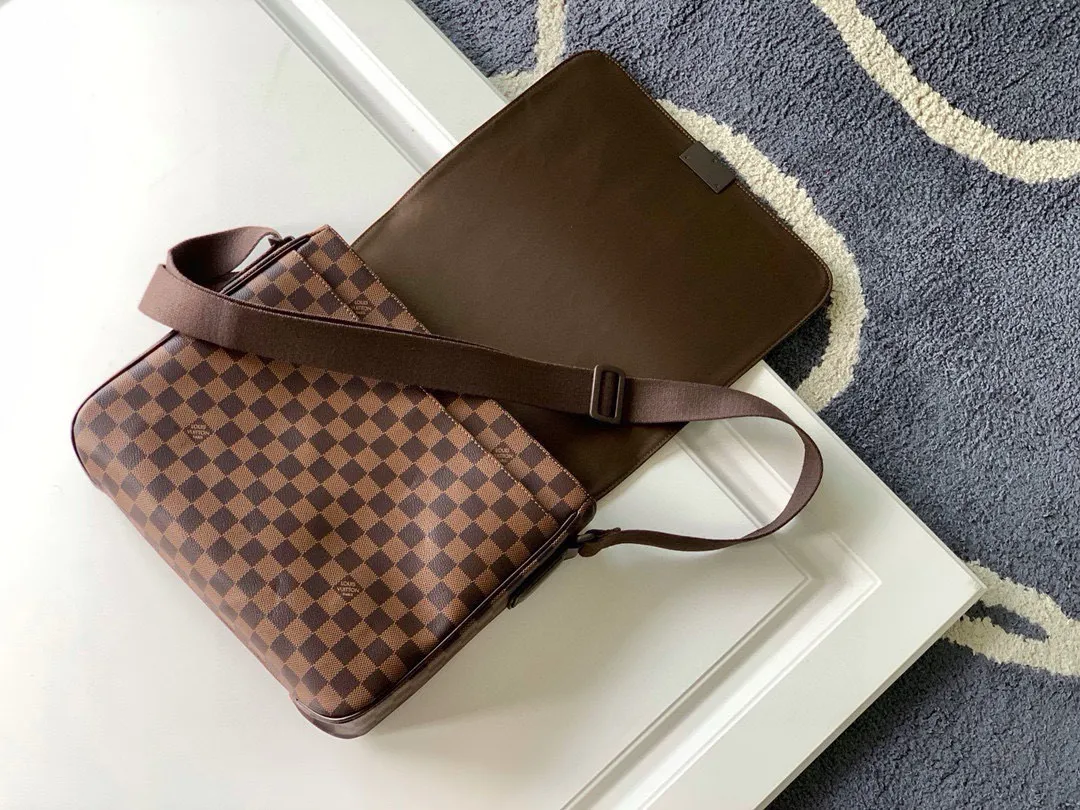 💰800 Top Original District Medium Handbag's large capacity N41212 brown grid and black grid multi-pocket design allows it to hold A4 size documents, iPads and other items, making it an ideal choice for urban men. The gorgeous Damier Ebène canvas is the icing on the cake💠Size 33*27*9cm600 (length, width and height)