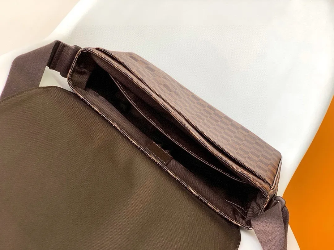💰800 Top Original District Medium Handbag's large capacity N41212 brown grid and black grid multi-pocket design allows it to hold A4 size documents, iPads and other items, making it an ideal choice for urban men. The gorgeous Damier Ebène canvas is the icing on the cake💠Size 33*27*9cm600 (length, width and height)