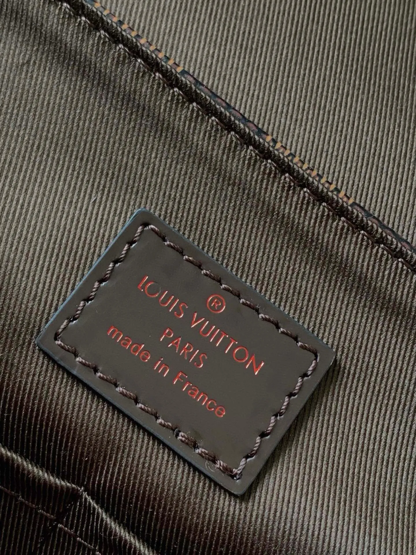 💰800 Top Original District Medium Handbag's large capacity N41212 brown grid and black grid multi-pocket design allows it to hold A4 size documents, iPads and other items, making it an ideal choice for urban men. The gorgeous Damier Ebène canvas is the icing on the cake💠Size 33*27*9cm600 (length, width and height)