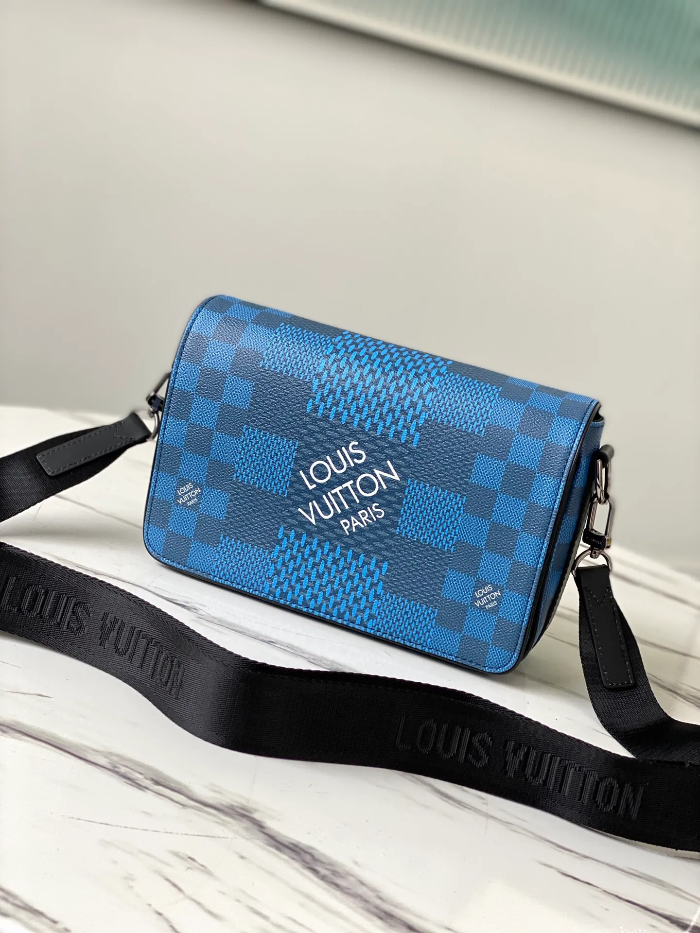 💰840 Top Original N50026 Blue This Studio messenger bag is made of Damier Graphite 3D canvas, telling the modern renewal of the brand's legendary plaid. The neat structure includes ample functional space, and the detachable shoulder strap is subtly embellished with the brand logo, defining a trendy new way to store travel items. Dimensions: 23.5 x 14 x 5 cm
