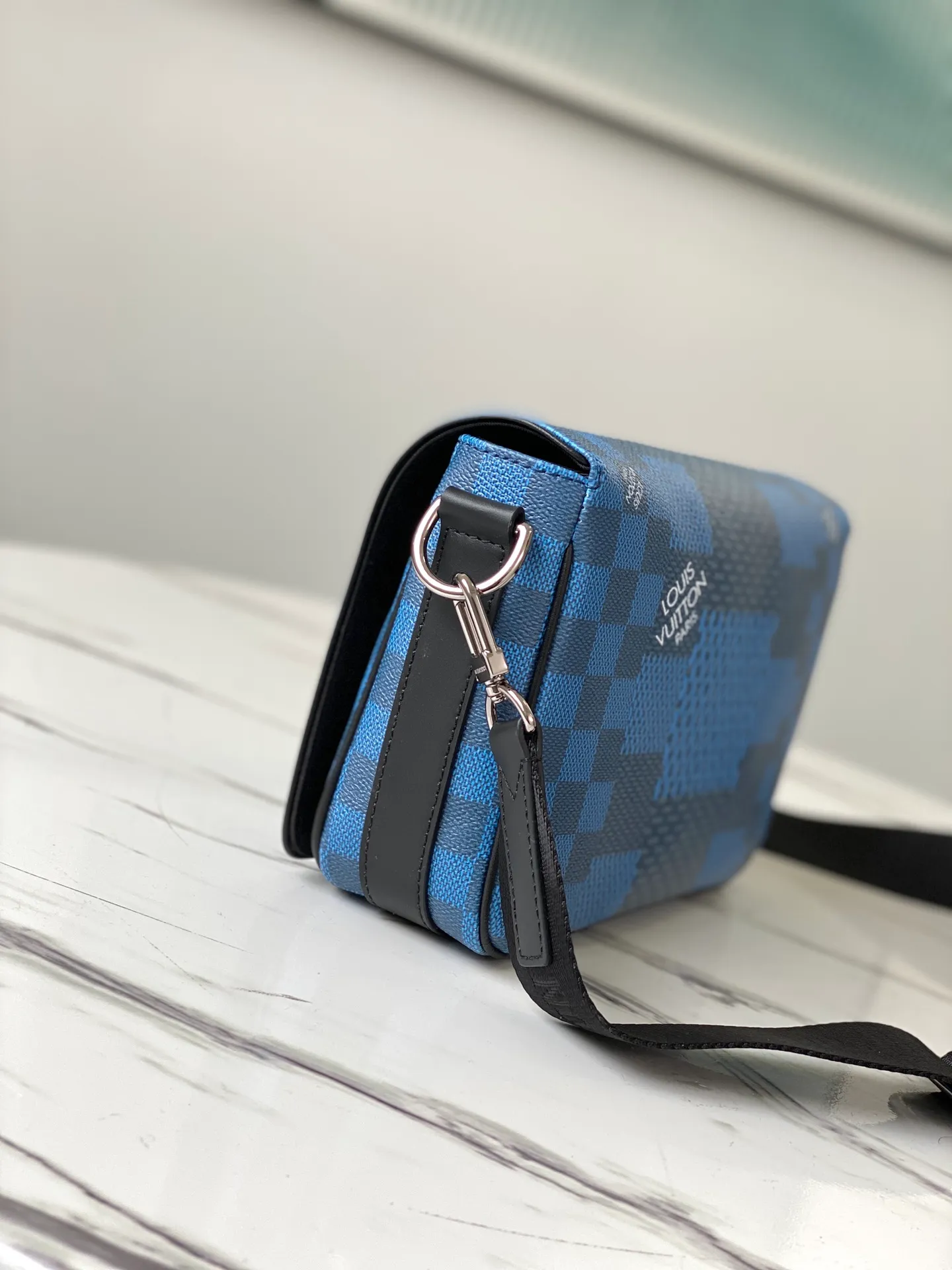 💰840 Top Original N50026 Blue This Studio messenger bag is made of Damier Graphite 3D canvas, telling the modern renewal of the brand's legendary plaid. The neat structure includes ample functional space, and the detachable shoulder strap is subtly embellished with the brand logo, defining a trendy new way to store travel items. Dimensions: 23.5 x 14 x 5 cm