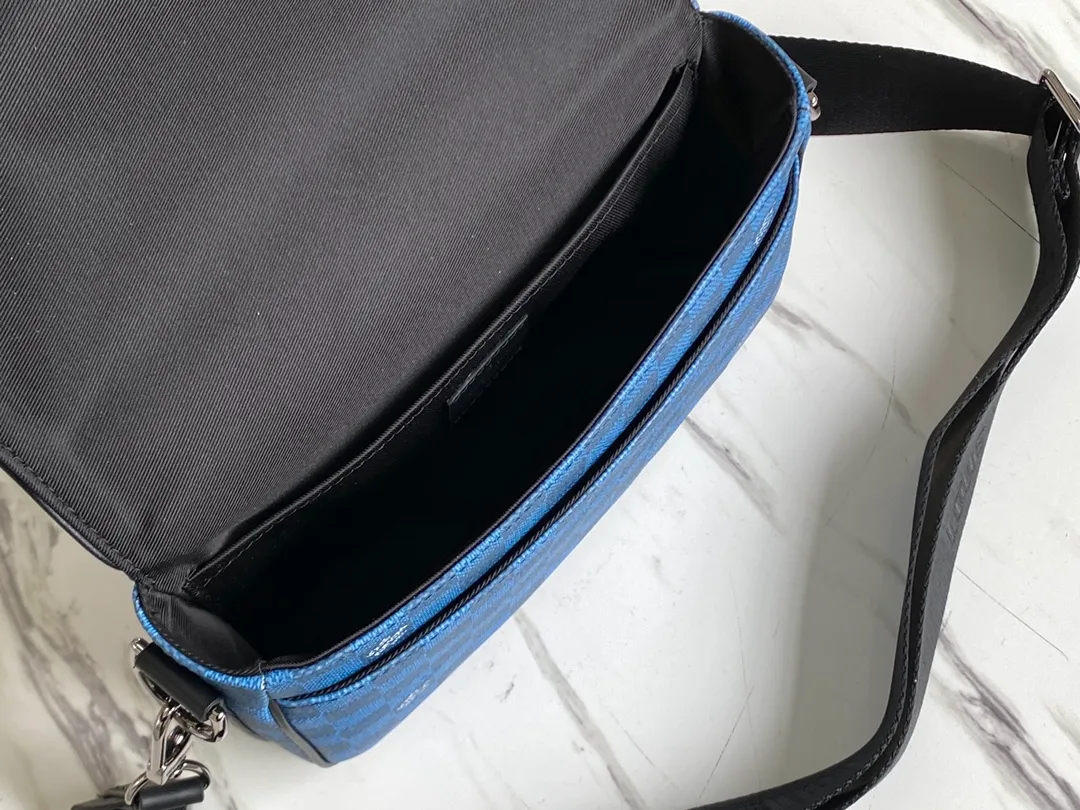 💰840 Top Original N50026 Blue This Studio messenger bag is made of Damier Graphite 3D canvas, telling the modern renewal of the brand's legendary plaid. The neat structure includes ample functional space, and the detachable shoulder strap is subtly embellished with the brand logo, defining a trendy new way to store travel items. Dimensions: 23.5 x 14 x 5 cm