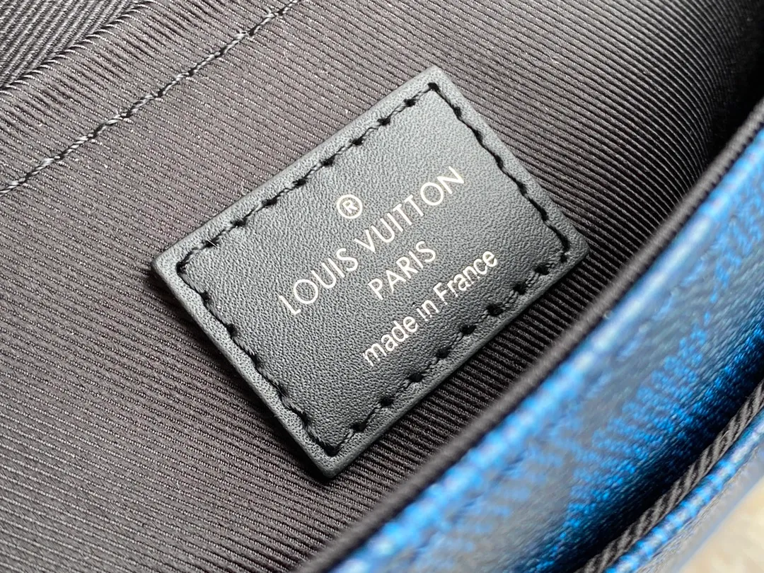 💰840 Top Original N50026 Blue This Studio messenger bag is made of Damier Graphite 3D canvas, telling the modern renewal of the brand's legendary plaid. The neat structure includes ample functional space, and the detachable shoulder strap is subtly embellished with the brand logo, defining a trendy new way to store travel items. Dimensions: 23.5 x 14 x 5 cm