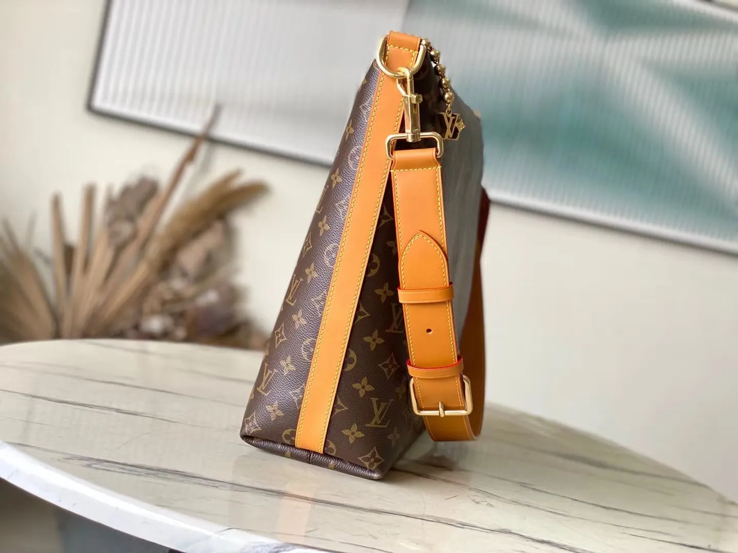 💰1080 Top Original M14018 This Vagabond Hobo handbag is made of soft Monogram canvas, with a crescent-shaped configuration to achieve a modern design that combines comfort and chic. The distressed leather trim, V letter decoration and bright bead chain all reveal a retro style. Dimensions: 35×12×38 cm