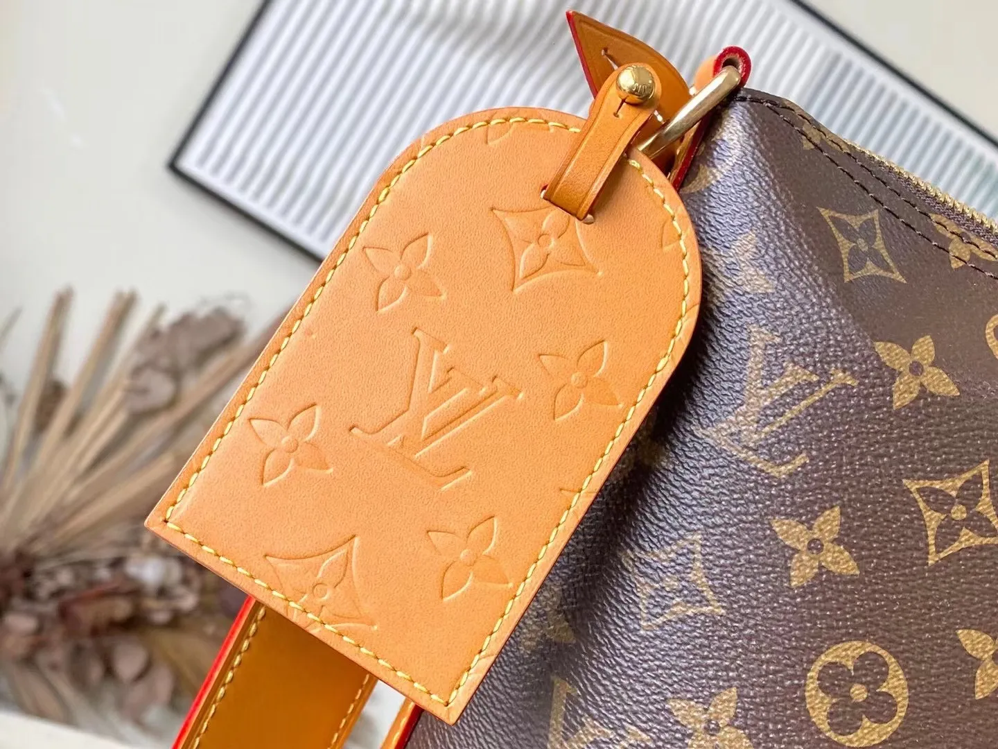 💰1080 Top Original M14018 This Vagabond Hobo handbag is made of soft Monogram canvas, with a crescent-shaped configuration to achieve a modern design that combines comfort and chic. The distressed leather trim, V letter decoration and bright bead chain all reveal a retro style. Dimensions: 35×12×38 cm