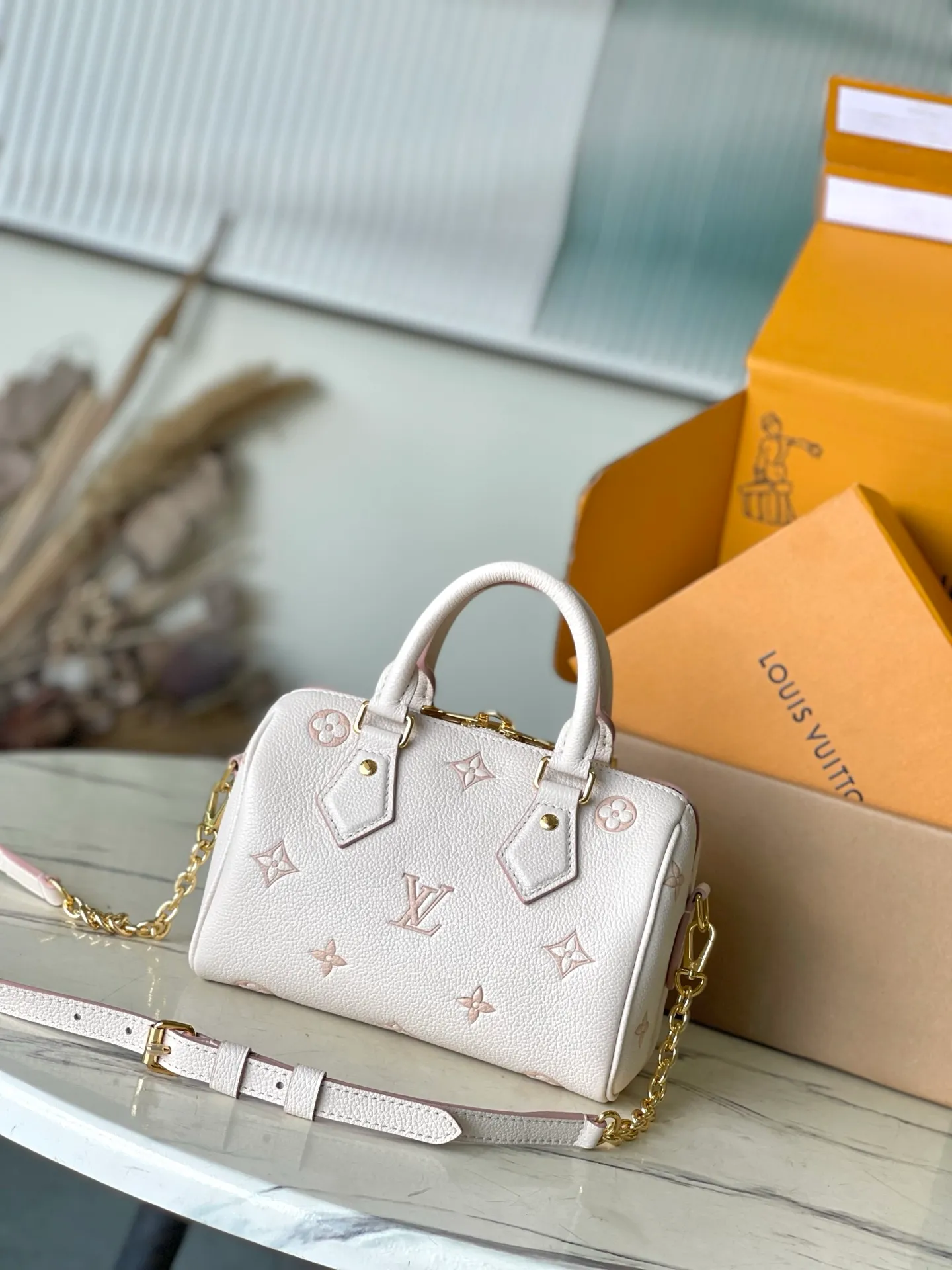 💰960 (first-grain leather) Top-quality original M14291 This Speedy Bandouliere 20 handbag renews the brand's classic Monogram Empreinte leather, using the same tone to outline the pattern, and then enriches the details with striped lining, dazzling padlocks and detachable chains. The compact shape can accommodate daily needs and can be carried by hand or cross-body. Dimensions: 20.5 × 13.5 × 12 cm