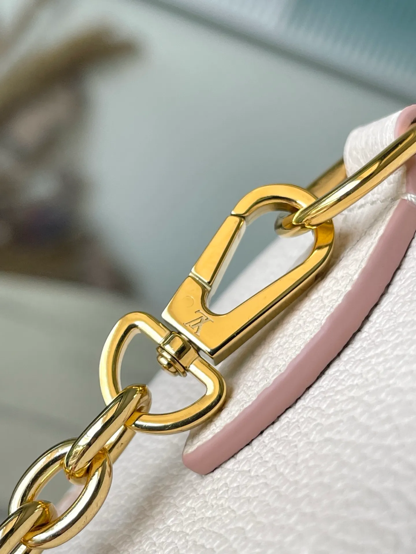 💰960 (first-grain leather) Top-quality original M14291 This Speedy Bandouliere 20 handbag renews the brand's classic Monogram Empreinte leather, using the same tone to outline the pattern, and then enriches the details with striped lining, dazzling padlocks and detachable chains. The compact shape can accommodate daily needs and can be carried by hand or cross-body. Dimensions: 20.5 × 13.5 × 12 cm