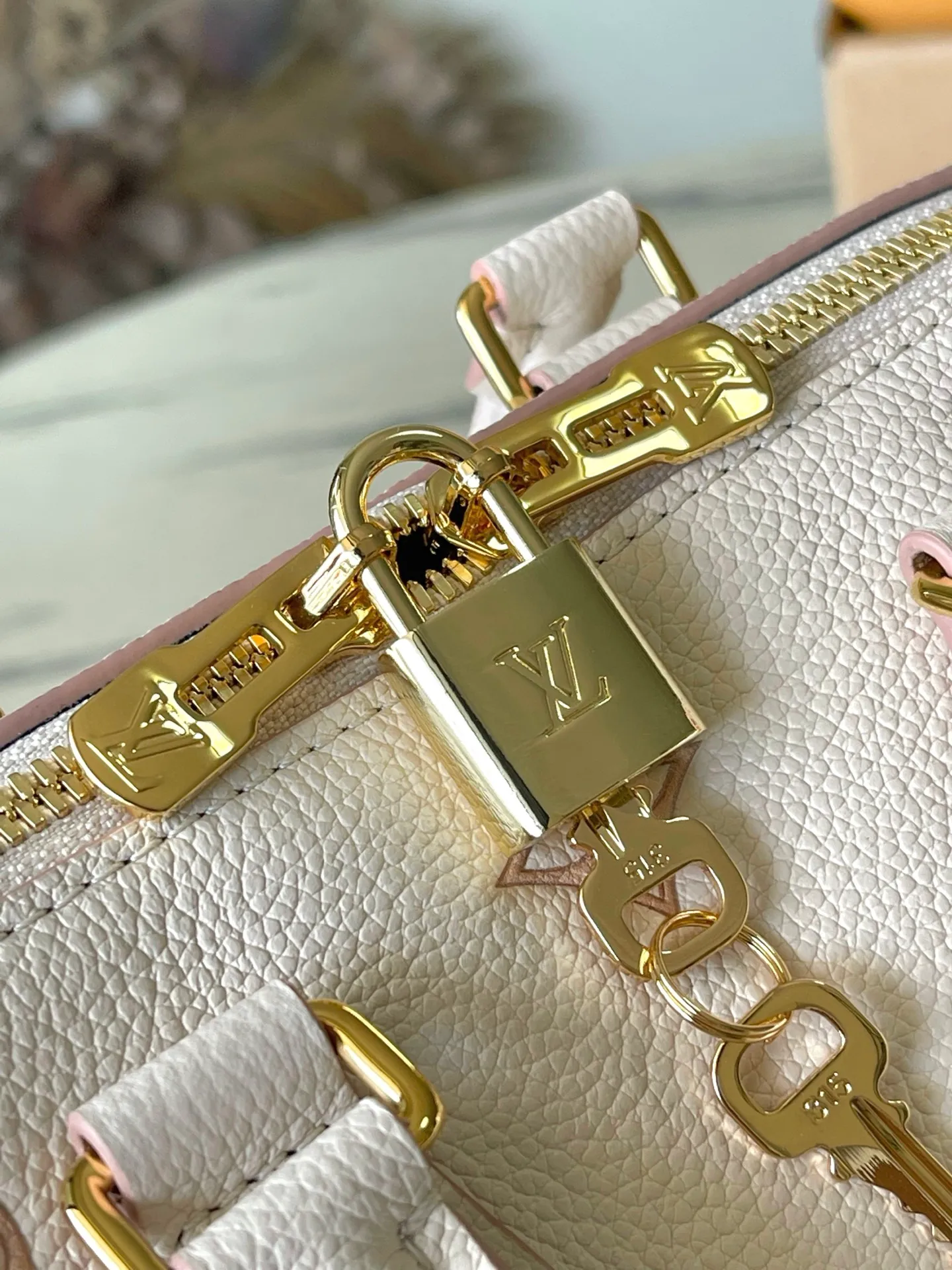 💰960 (first-grain leather) Top-quality original M14291 This Speedy Bandouliere 20 handbag renews the brand's classic Monogram Empreinte leather, using the same tone to outline the pattern, and then enriches the details with striped lining, dazzling padlocks and detachable chains. The compact shape can accommodate daily needs and can be carried by hand or cross-body. Dimensions: 20.5 × 13.5 × 12 cm