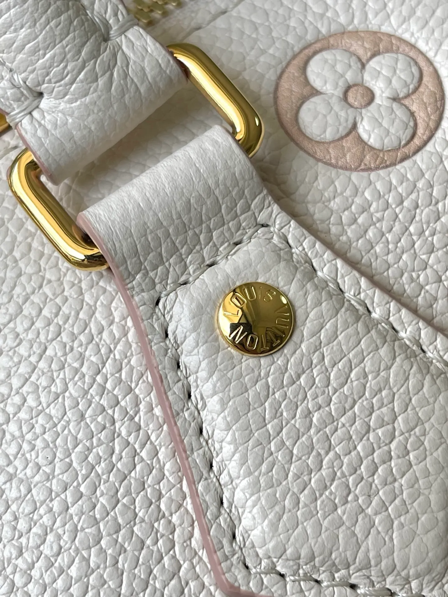 💰960 (first-grain leather) Top-quality original M14291 This Speedy Bandouliere 20 handbag renews the brand's classic Monogram Empreinte leather, using the same tone to outline the pattern, and then enriches the details with striped lining, dazzling padlocks and detachable chains. The compact shape can accommodate daily needs and can be carried by hand or cross-body. Dimensions: 20.5 × 13.5 × 12 cm