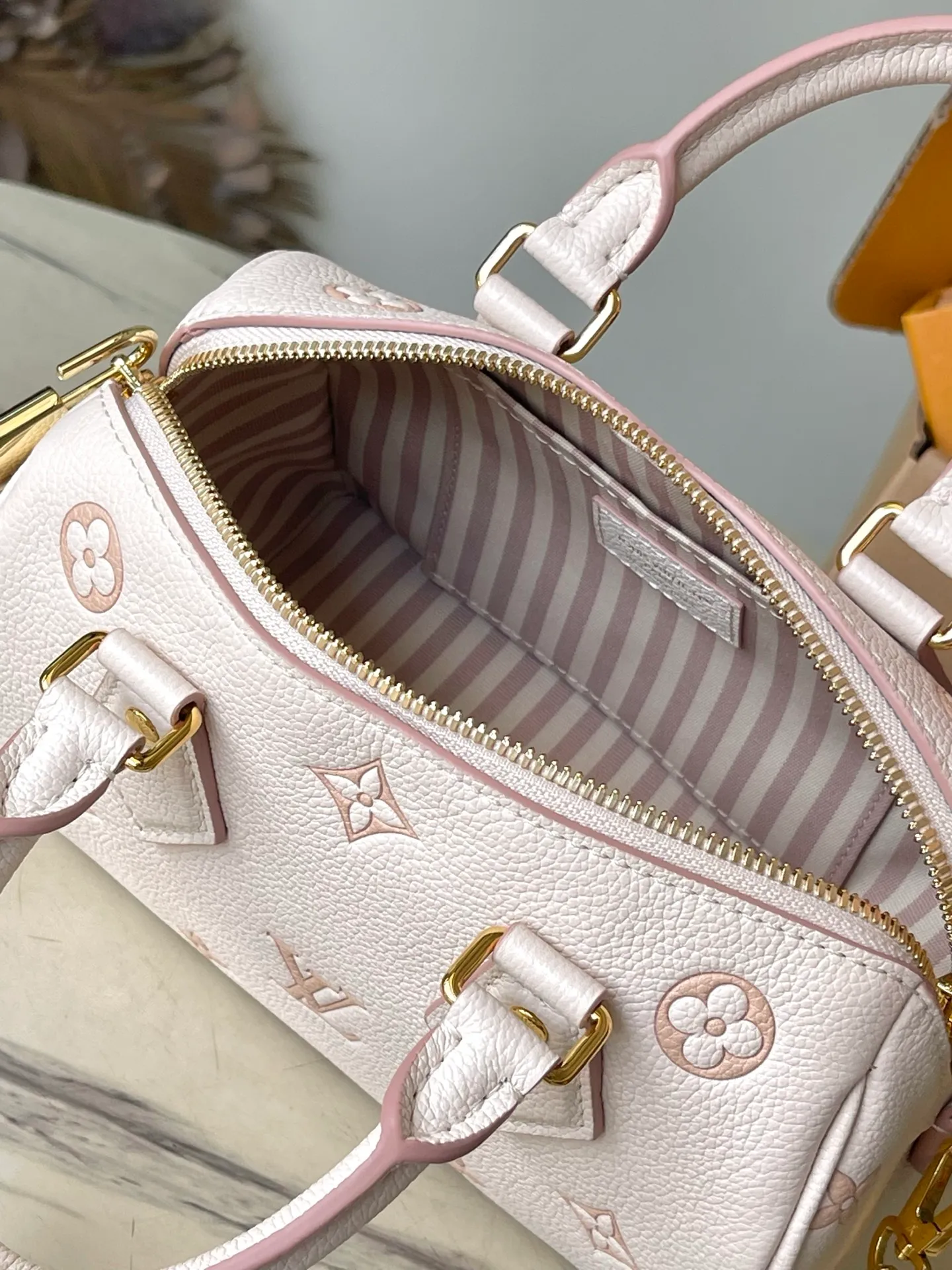 💰960 (first-grain leather) Top-quality original M14291 This Speedy Bandouliere 20 handbag renews the brand's classic Monogram Empreinte leather, using the same tone to outline the pattern, and then enriches the details with striped lining, dazzling padlocks and detachable chains. The compact shape can accommodate daily needs and can be carried by hand or cross-body. Dimensions: 20.5 × 13.5 × 12 cm
