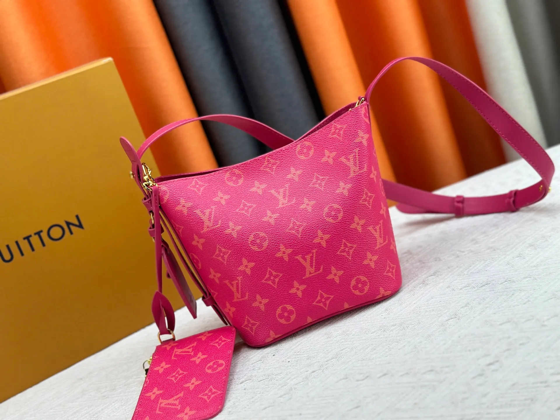 P220 upgraded original M12925 M12926 M13480 M13044 M14356 M13045 M13089 This All In BB handbag is made of Monogram cow leather with shiny metal parts, and the iconic padlock and nameplate highlight the classic style. The adjustable shoulder strap continues the brand's trunk-making heritage, and the leather shoulder strap adds cross-body and shoulder carry options. The foldable design enables the silhouette to be retracted and retracted freely, providing ample space for daily use. 16.0 x 18.0 x 12.0 cm (length x height x width)