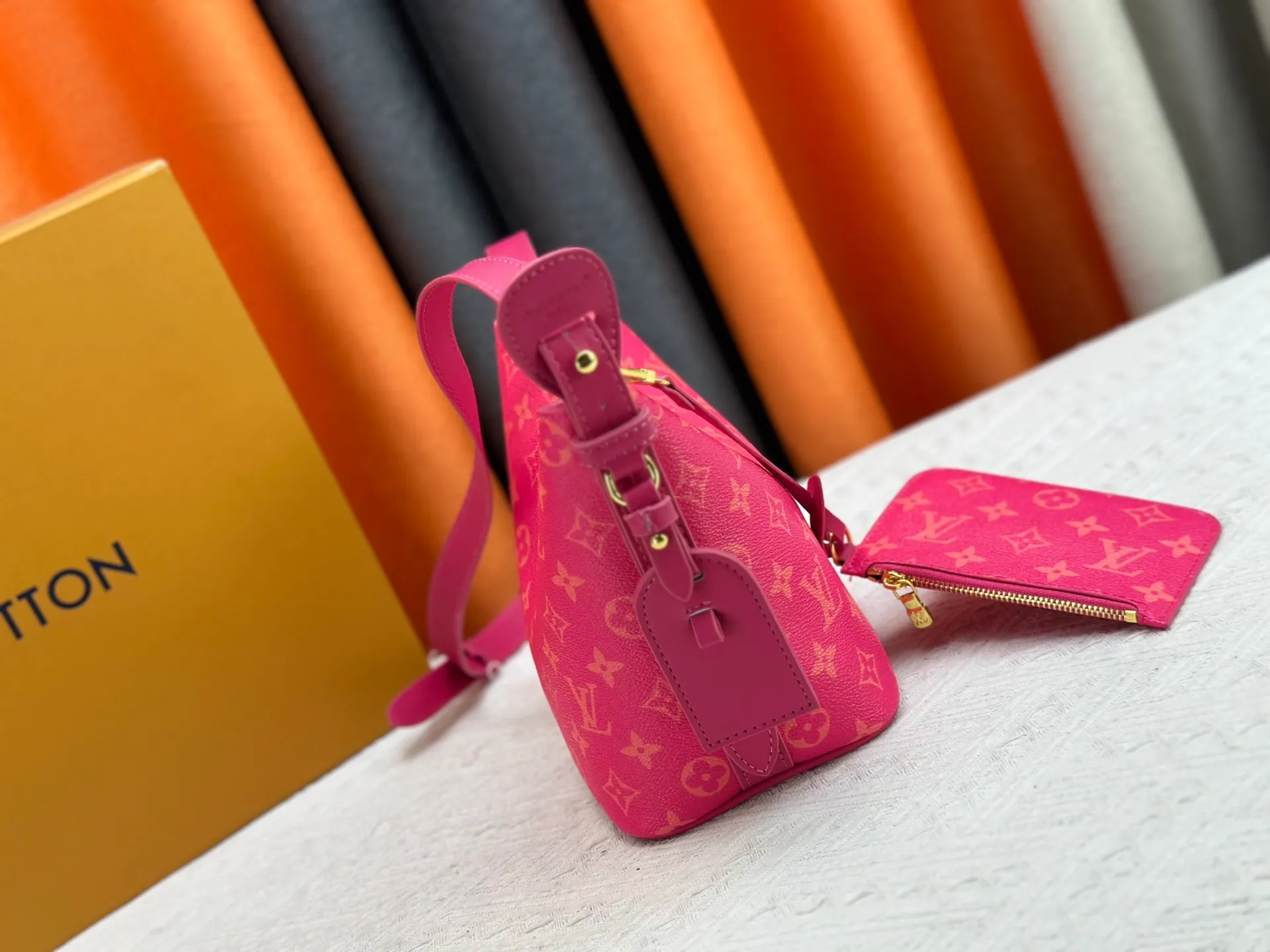 P220 upgraded original M12925 M12926 M13480 M13044 M14356 M13045 M13089 This All In BB handbag is made of Monogram cow leather with shiny metal parts, and the iconic padlock and nameplate highlight the classic style. The adjustable shoulder strap continues the brand's trunk-making heritage, and the leather shoulder strap adds cross-body and shoulder carry options. The foldable design enables the silhouette to be retracted and retracted freely, providing ample space for daily use. 16.0 x 18.0 x 12.0 cm (length x height x width)