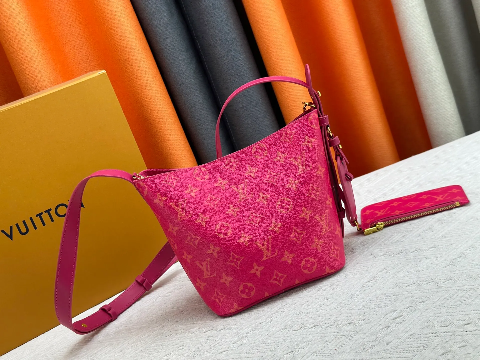 P220 upgraded original M12925 M12926 M13480 M13044 M14356 M13045 M13089 This All In BB handbag is made of Monogram cow leather with shiny metal parts, and the iconic padlock and nameplate highlight the classic style. The adjustable shoulder strap continues the brand's trunk-making heritage, and the leather shoulder strap adds cross-body and shoulder carry options. The foldable design enables the silhouette to be retracted and retracted freely, providing ample space for daily use. 16.0 x 18.0 x 12.0 cm (length x height x width)