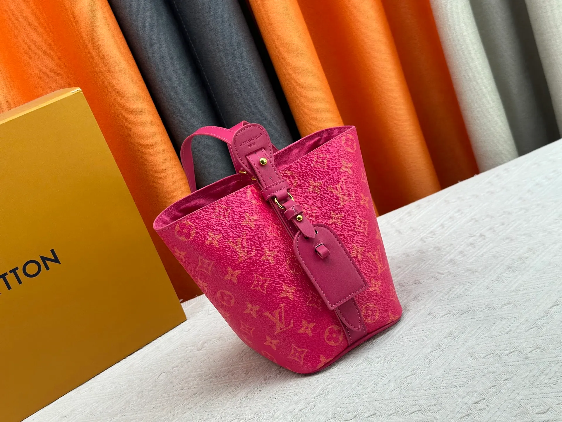 P220 upgraded original M12925 M12926 M13480 M13044 M14356 M13045 M13089 This All In BB handbag is made of Monogram cow leather with shiny metal parts, and the iconic padlock and nameplate highlight the classic style. The adjustable shoulder strap continues the brand's trunk-making heritage, and the leather shoulder strap adds cross-body and shoulder carry options. The foldable design enables the silhouette to be retracted and retracted freely, providing ample space for daily use. 16.0 x 18.0 x 12.0 cm (length x height x width)