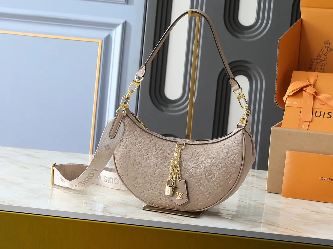 💰220💰Upgraded from the original M12939. This Looping handbag draws inspiration from the Loop handbag of the 2022 Cruise early spring series, using Monogram canvas to interpret the fashion of the 1990s. Dazzling metal hardware and detachable charms enrich the details, while the fabric shoulder strap allows for cross-body wear for day or night situations, and the smooth Toron handle allows it to be worn over the shoulder or by hand. Dimensions: 28.0 x 15.0 x 7.0 cm (length x height x width)