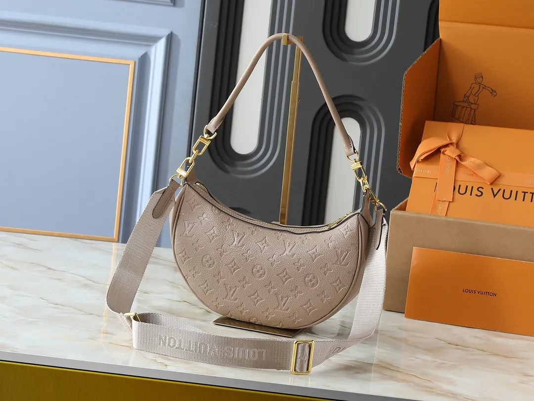 💰220💰Upgraded from the original M12939. This Looping handbag draws inspiration from the Loop handbag of the 2022 Cruise early spring series, using Monogram canvas to interpret the fashion of the 1990s. Dazzling metal hardware and detachable charms enrich the details, while the fabric shoulder strap allows for cross-body wear for day or night situations, and the smooth Toron handle allows it to be worn over the shoulder or by hand. Dimensions: 28.0 x 15.0 x 7.0 cm (length x height x width)